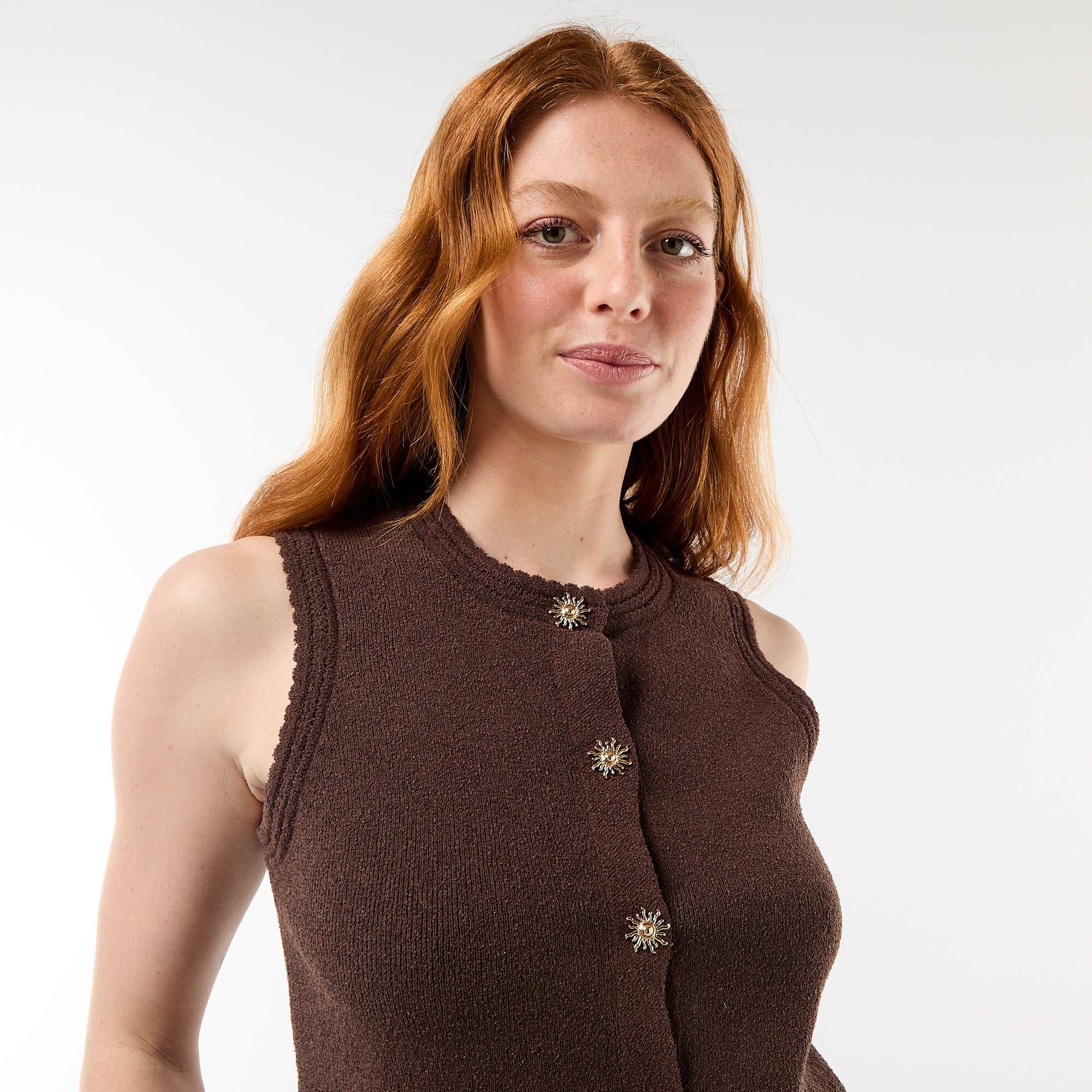 Top sans manches avec boutons dorés MARRON