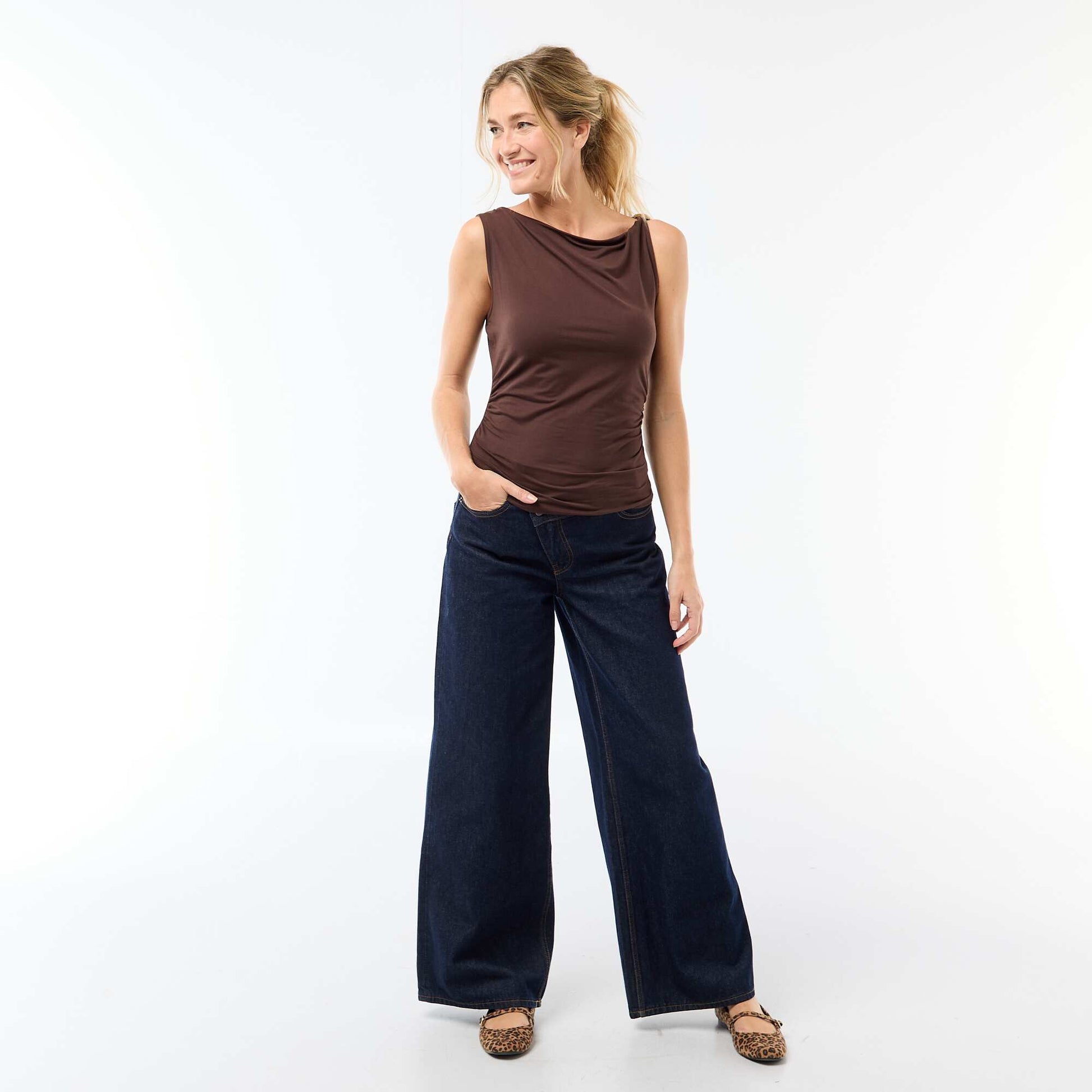 T-shirt stretch avec bijou doré MARRON