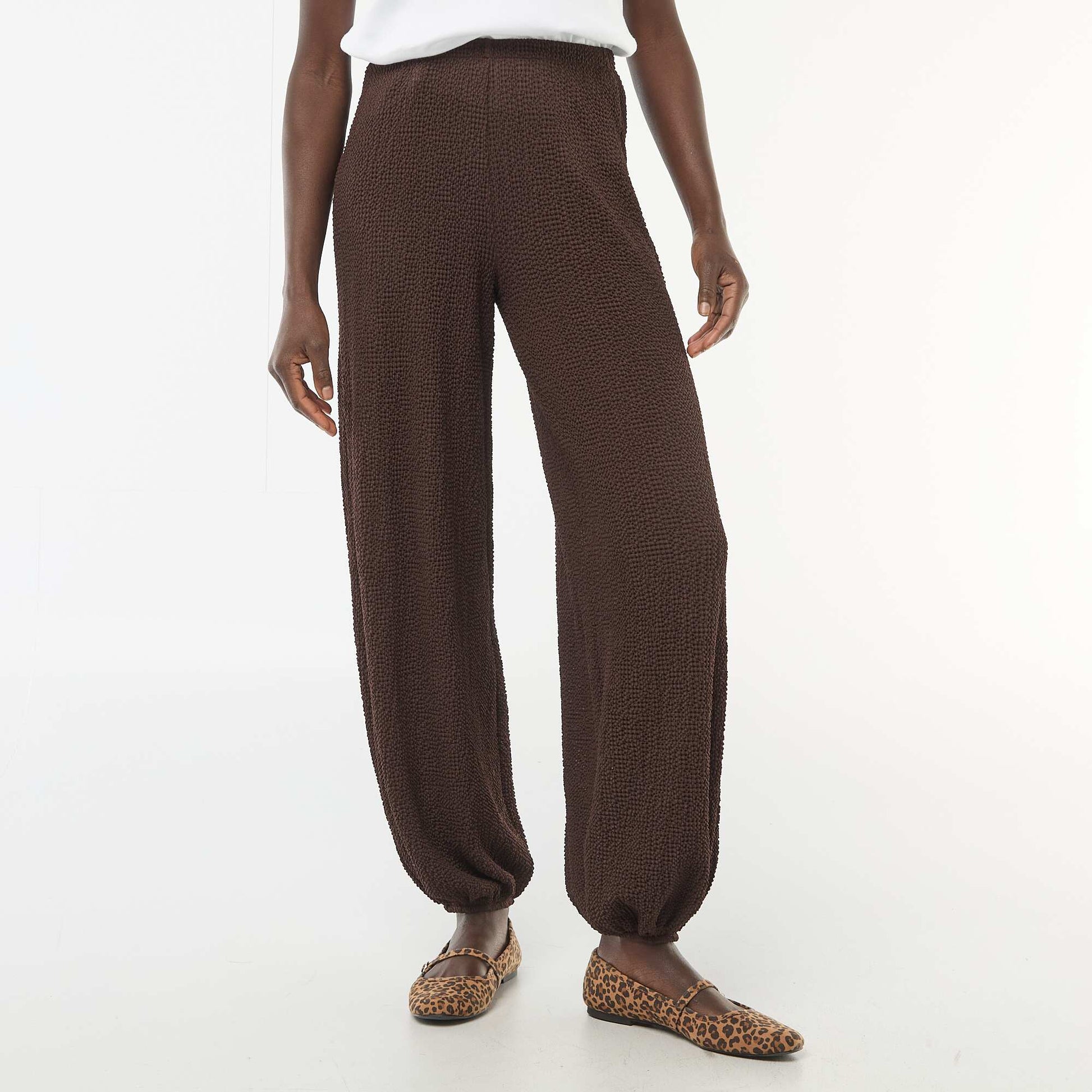 Pantalon en maille crinkle MARRON