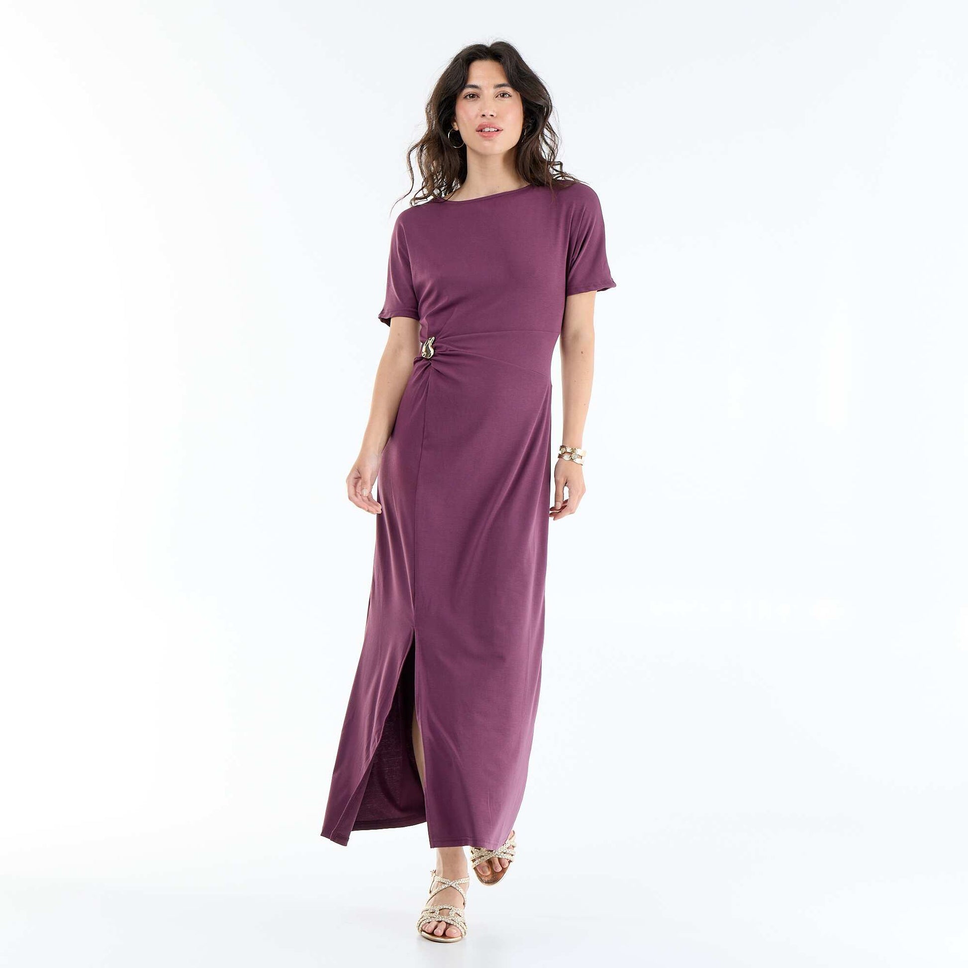 Robe longue coupe plissée et broche dorée martelée. VIOLET