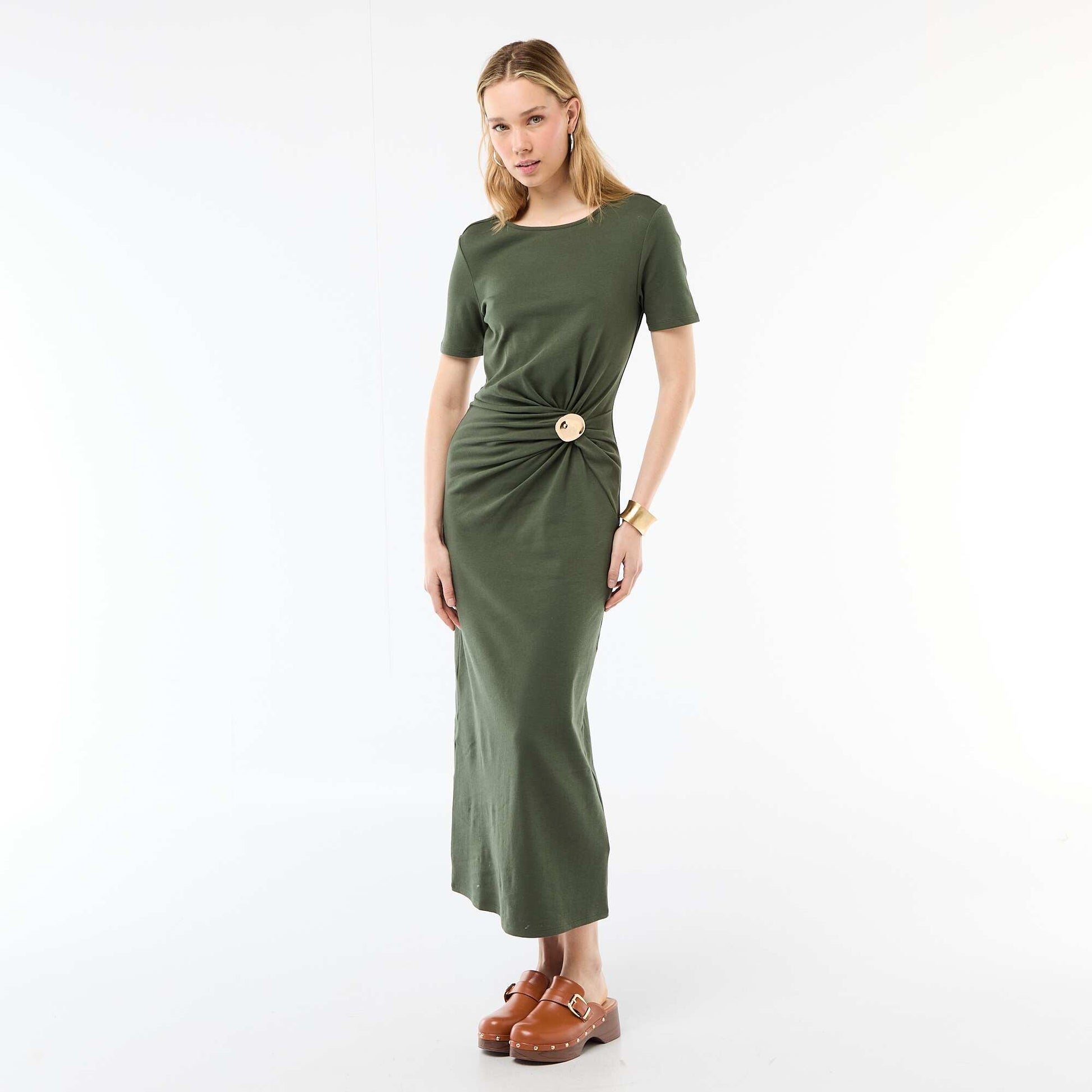 Robe longue coupe drapée avec bijou VERT