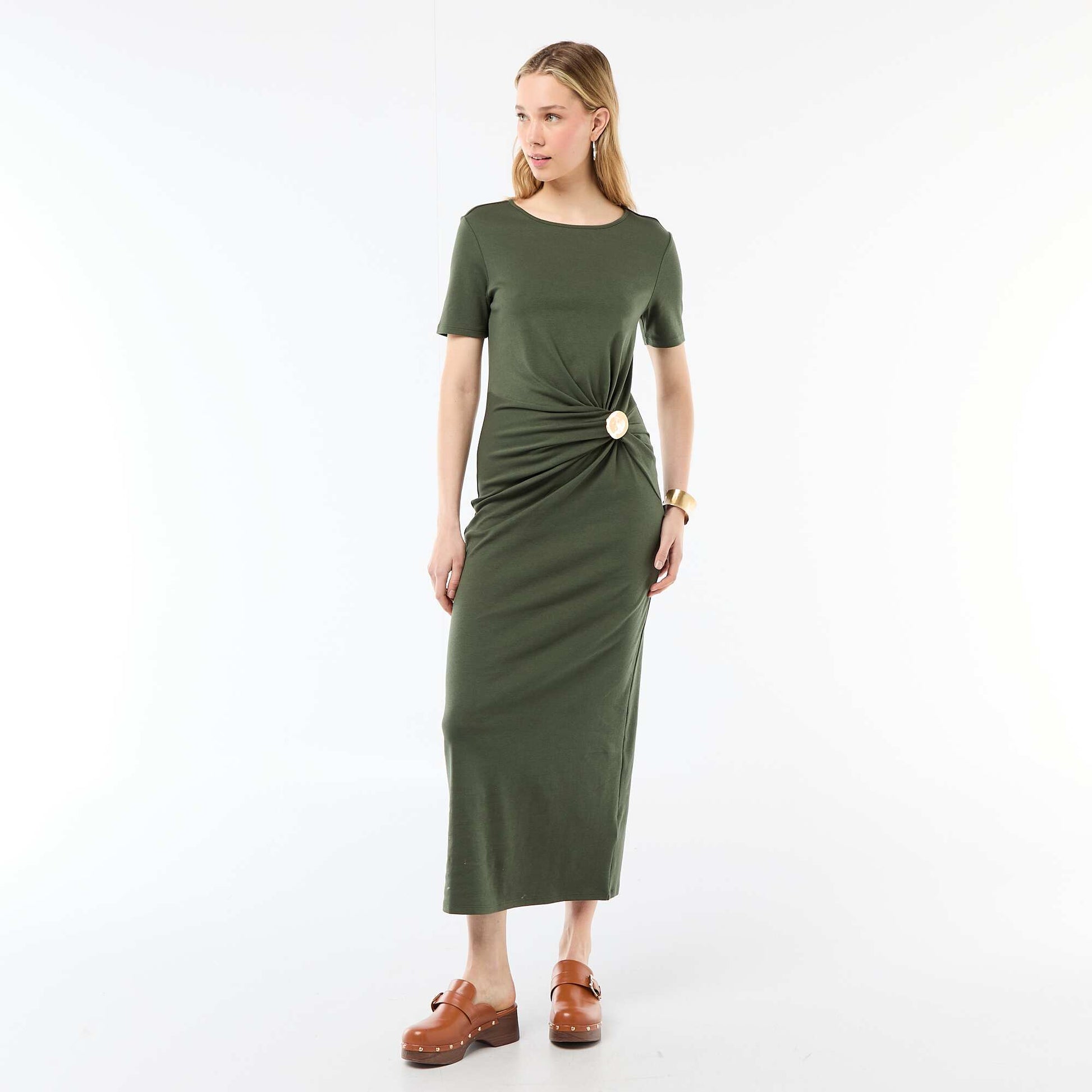 Robe longue coupe drapée avec bijou VERT