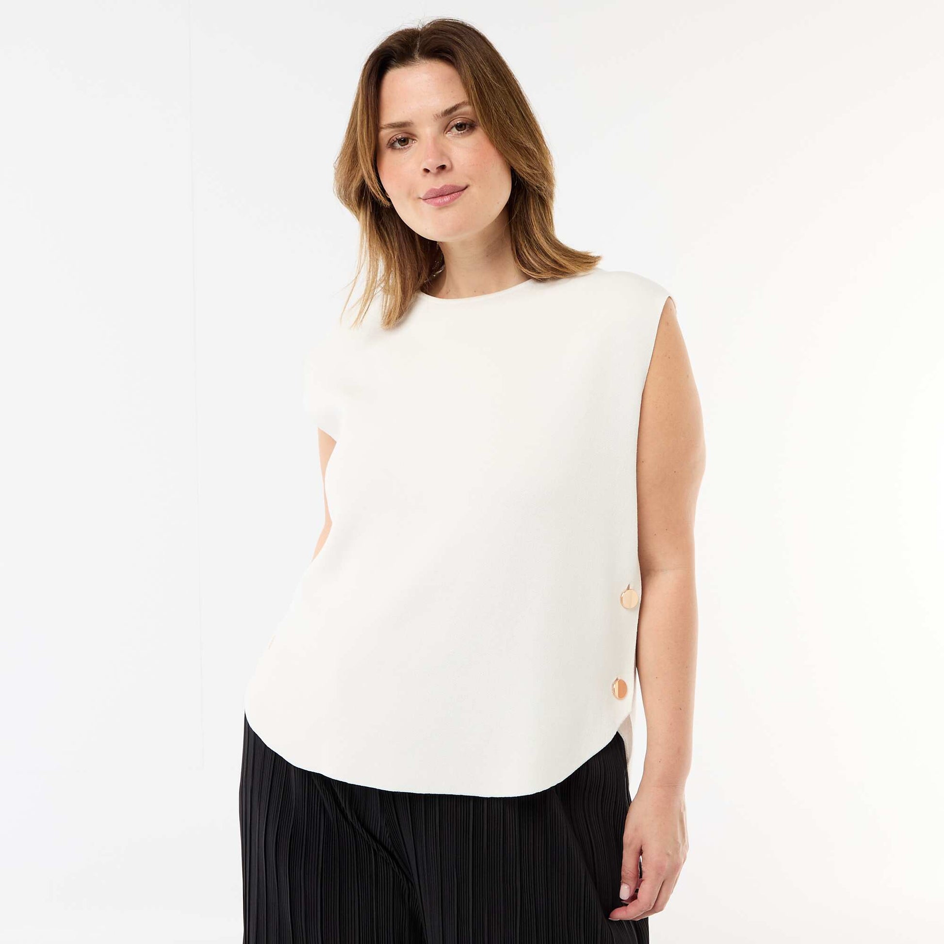 Pull sans manches avec boutons dorés sur côté CRèME