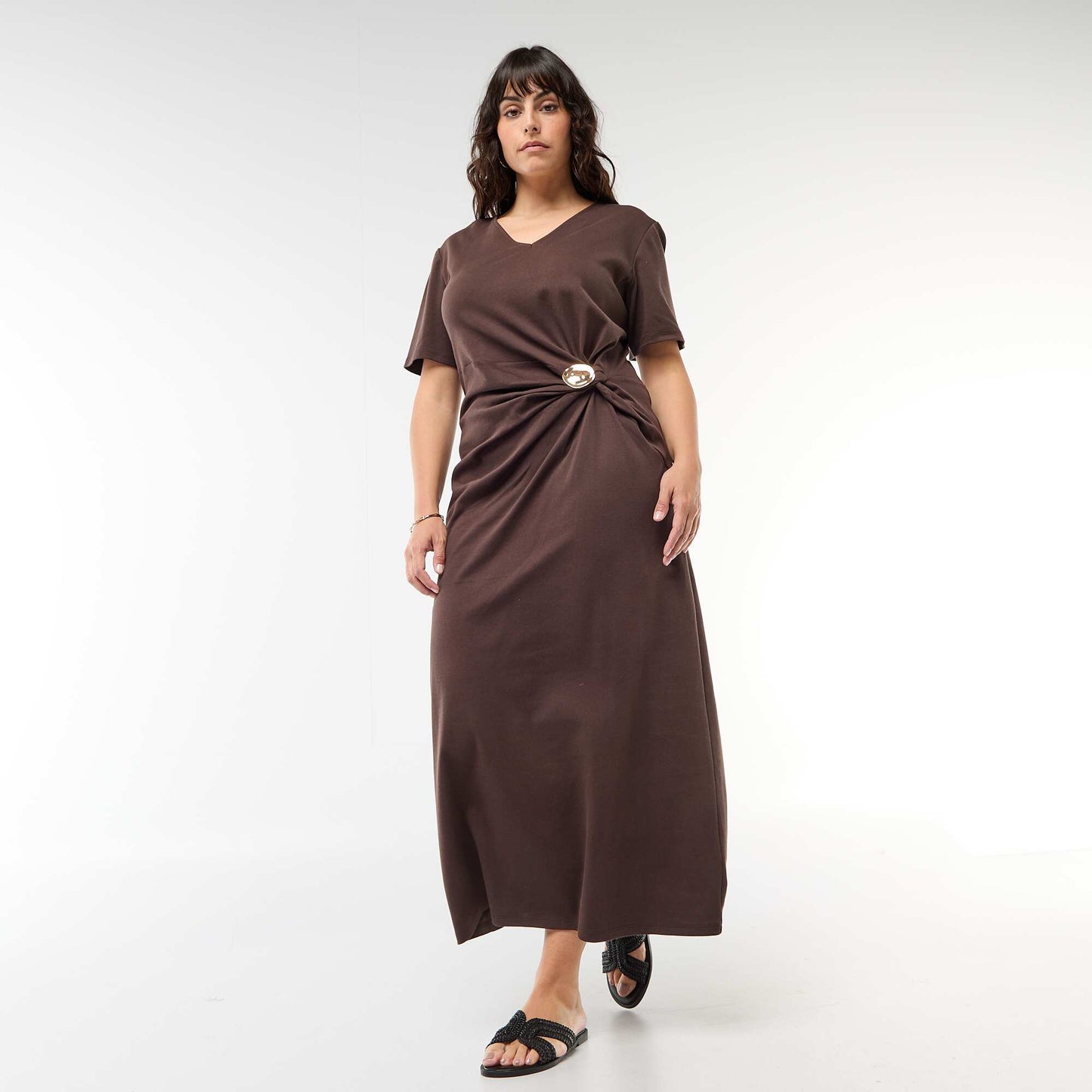 Robe longue plissé avec bijou doré MARRON