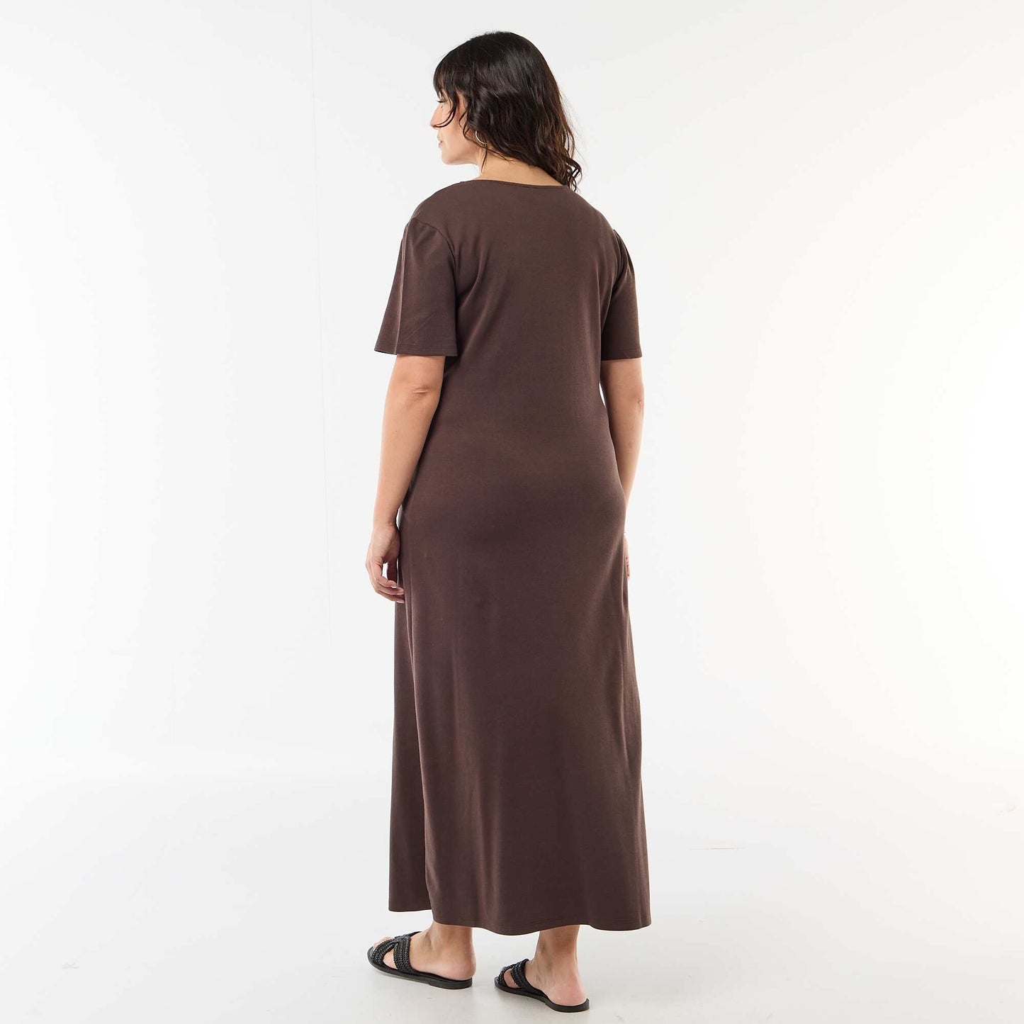 Robe longue plissé avec bijou doré MARRON