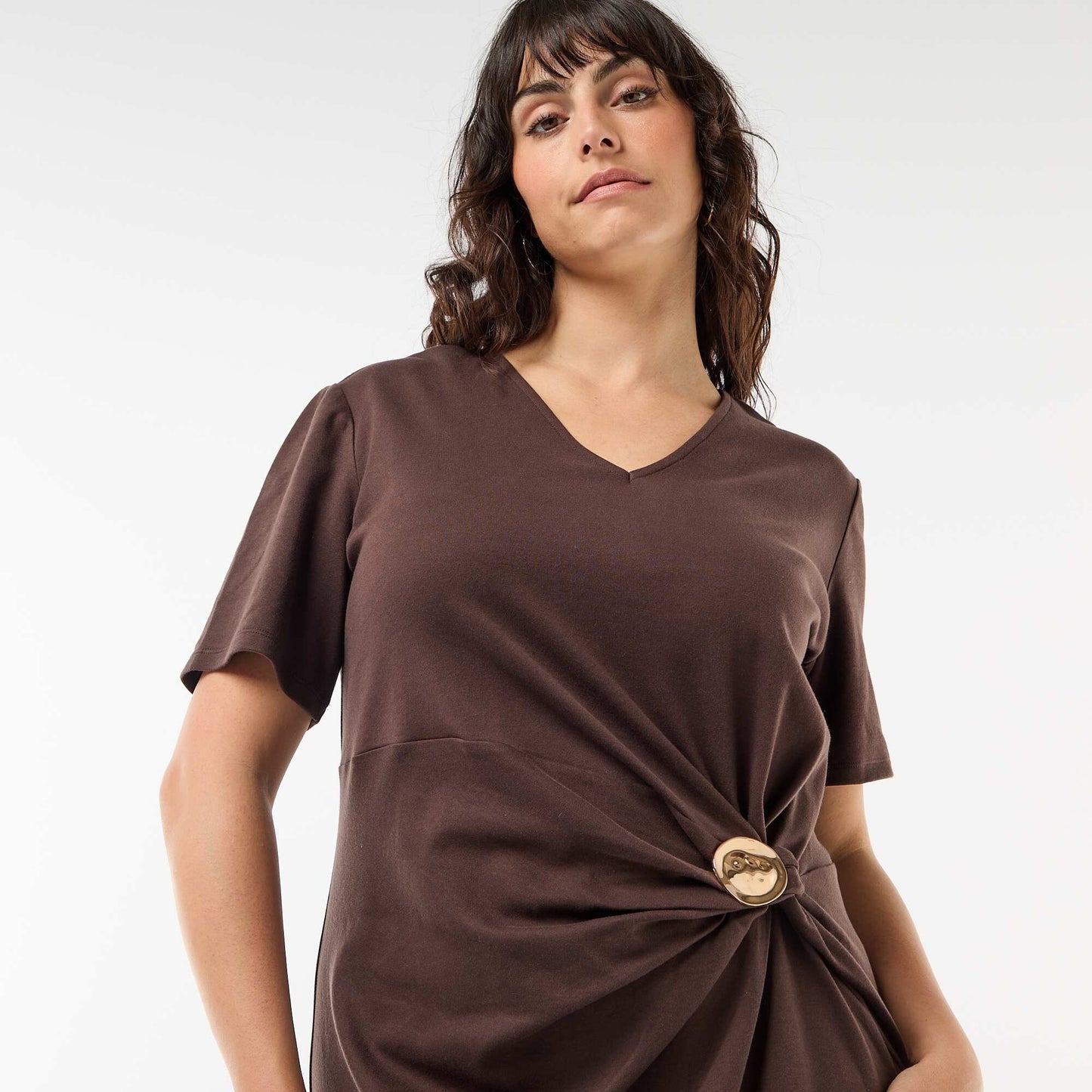 Robe longue plissé avec bijou doré MARRON