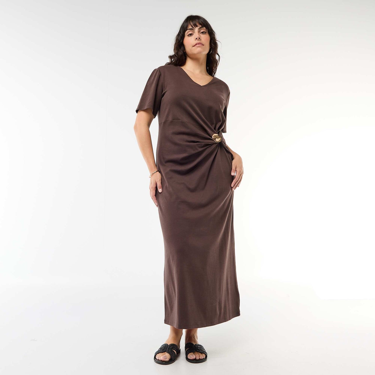 Robe longue plissé avec bijou doré MARRON