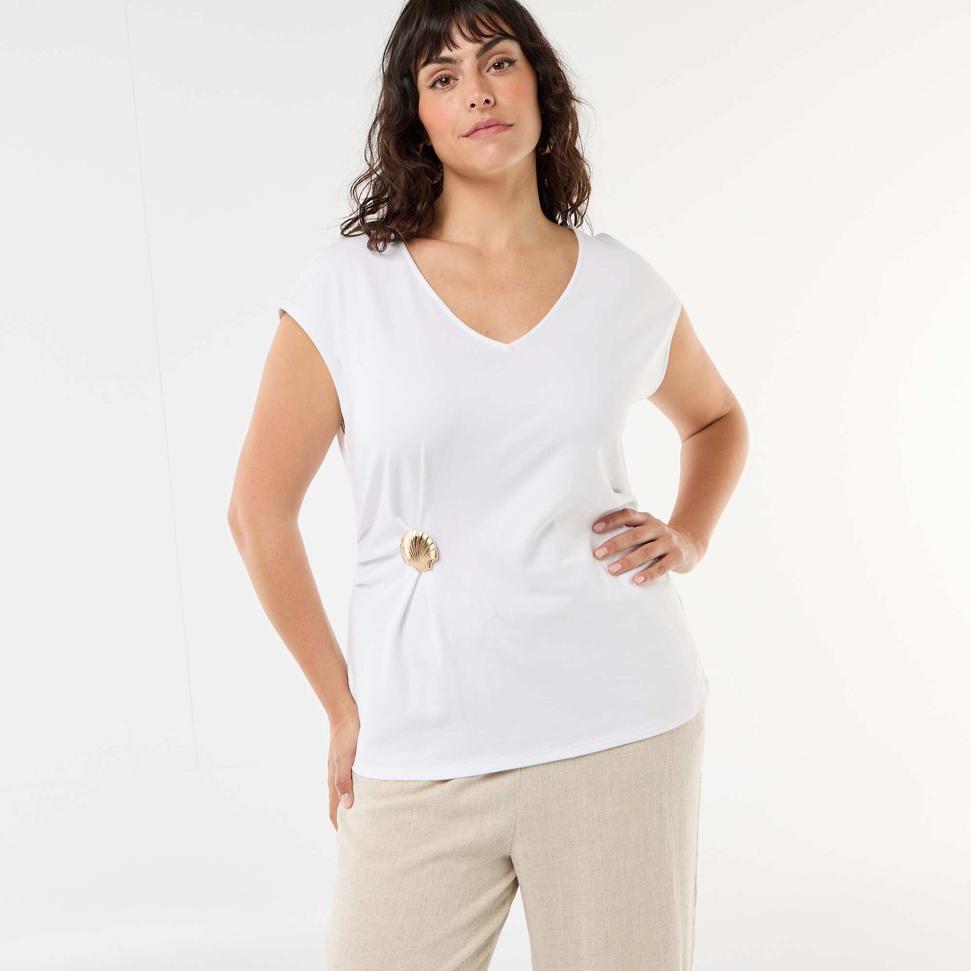 Tee-shirt drapé avec bijou doré BLANC