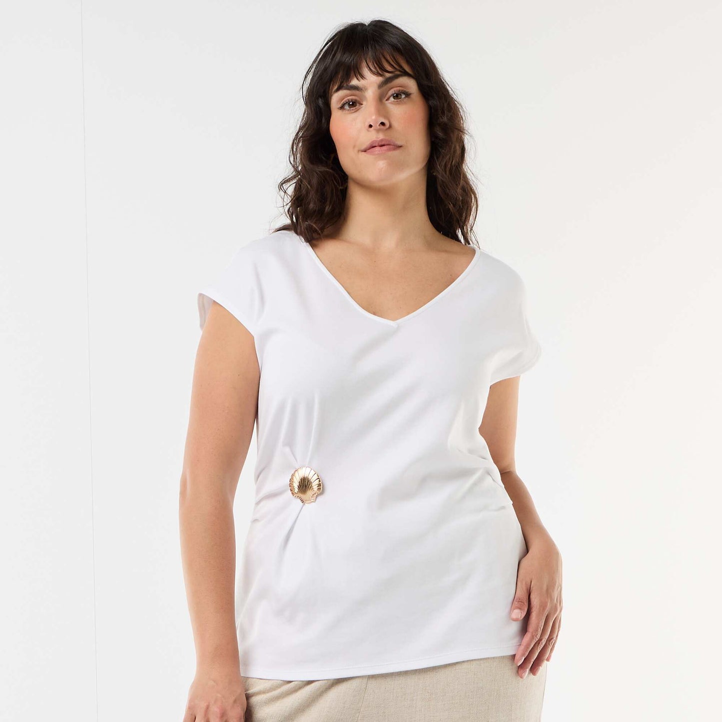 Tee-shirt drapé avec bijou doré BLANC