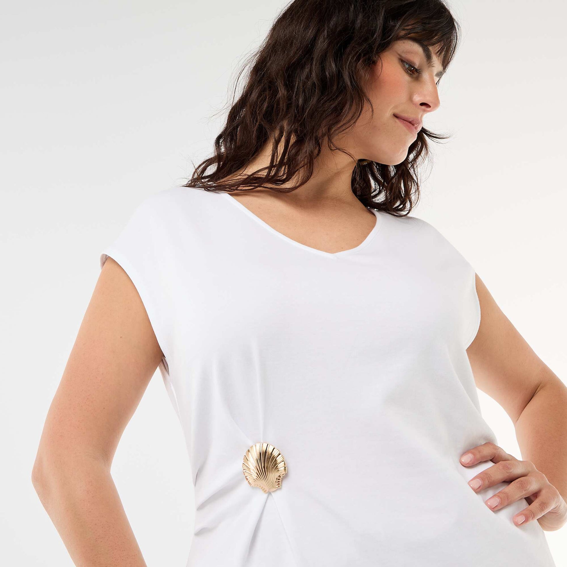 Tee-shirt drapé avec bijou doré BLANC