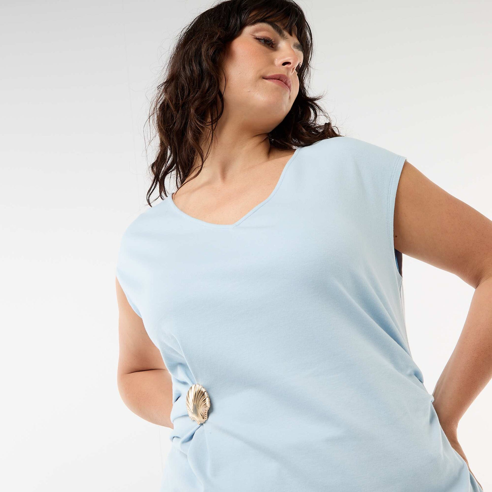 Tee-shirt drapé avec bijou doré BLEU