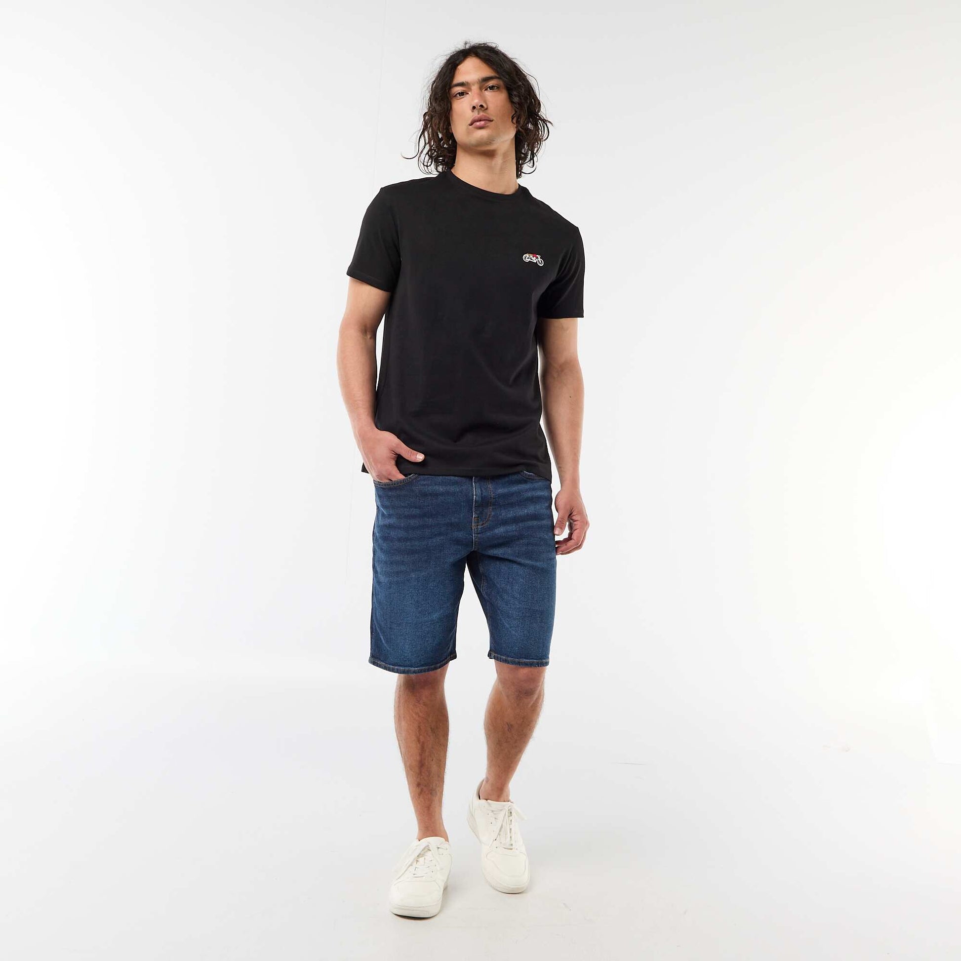 T-shirt uni à manches courtes avec broderie NOIR