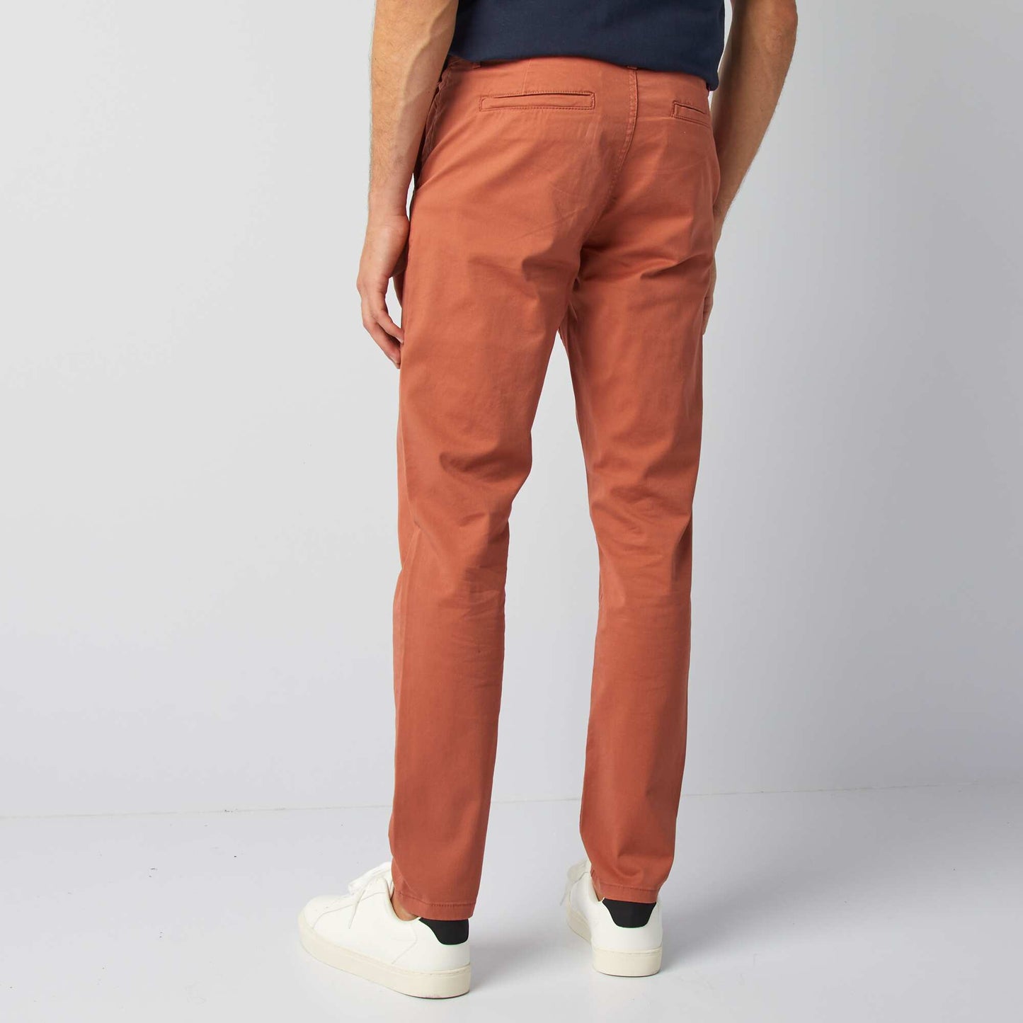 Pantalon chino slim Brique