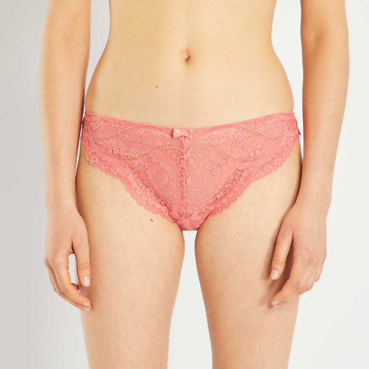 Tanga en dentelle rose