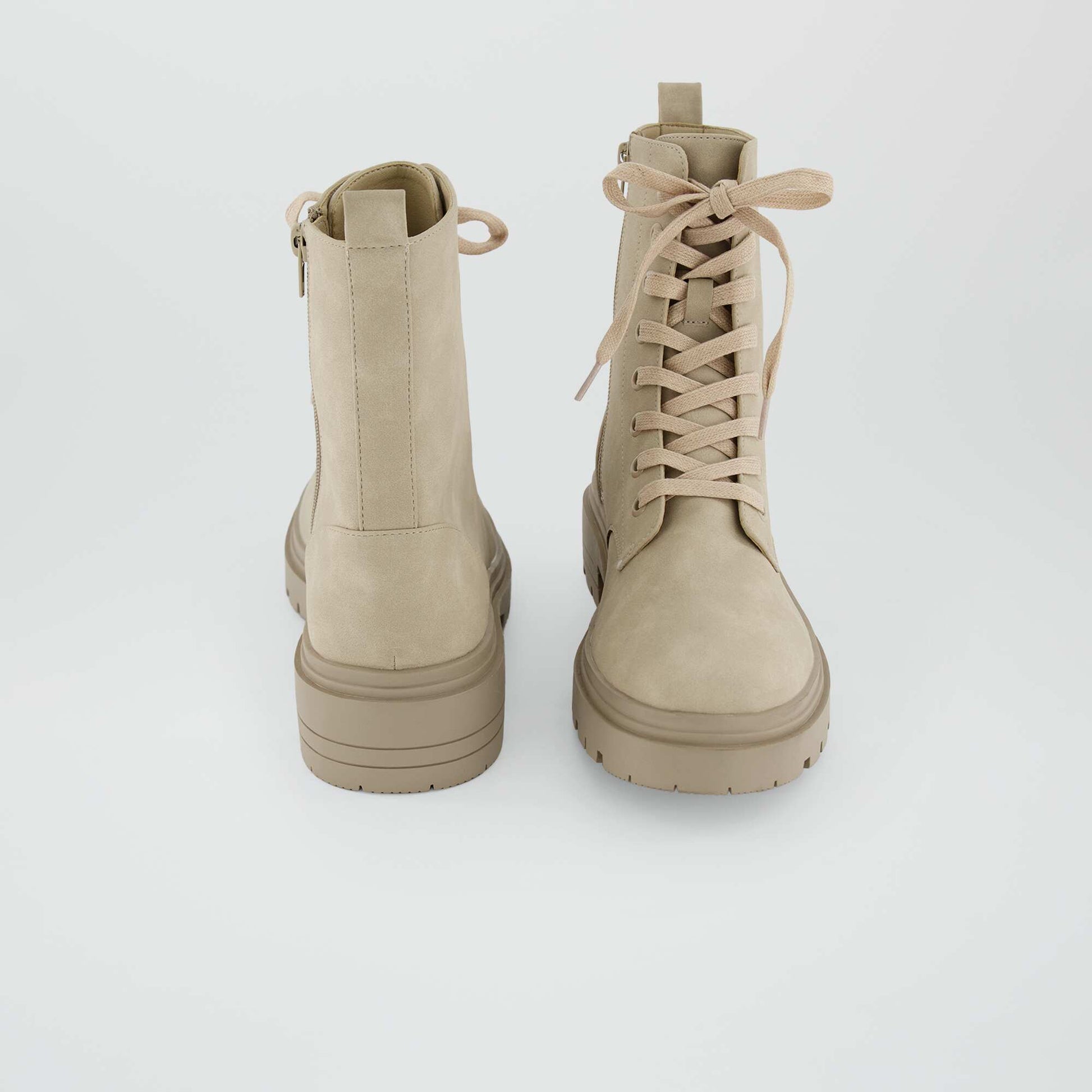 Boots lacets en suedine Beige
