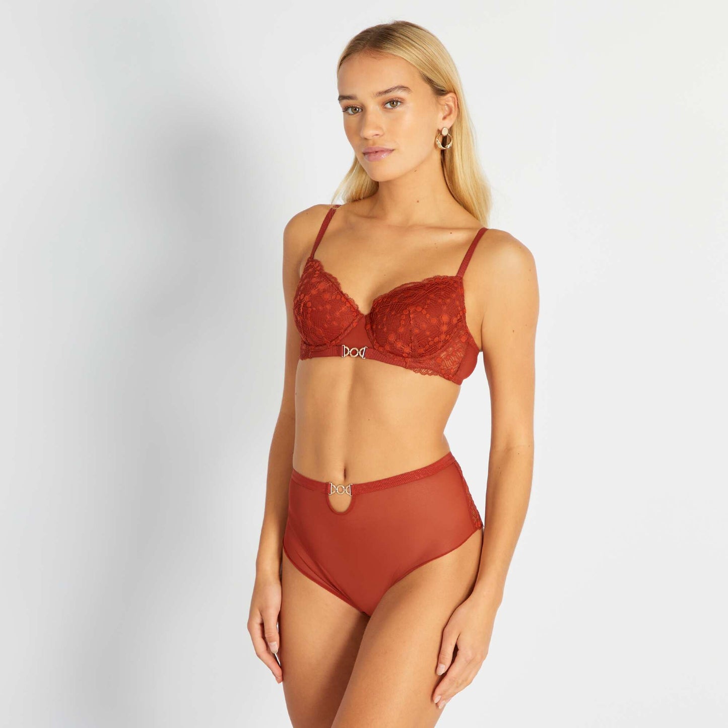 Soutien-gorge dentelle corbeille plongeant Rouge