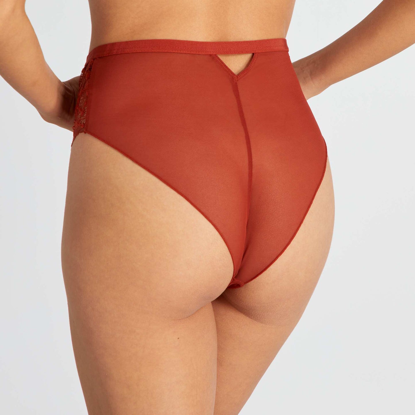 Tanga en dentelle et tulle Rouge