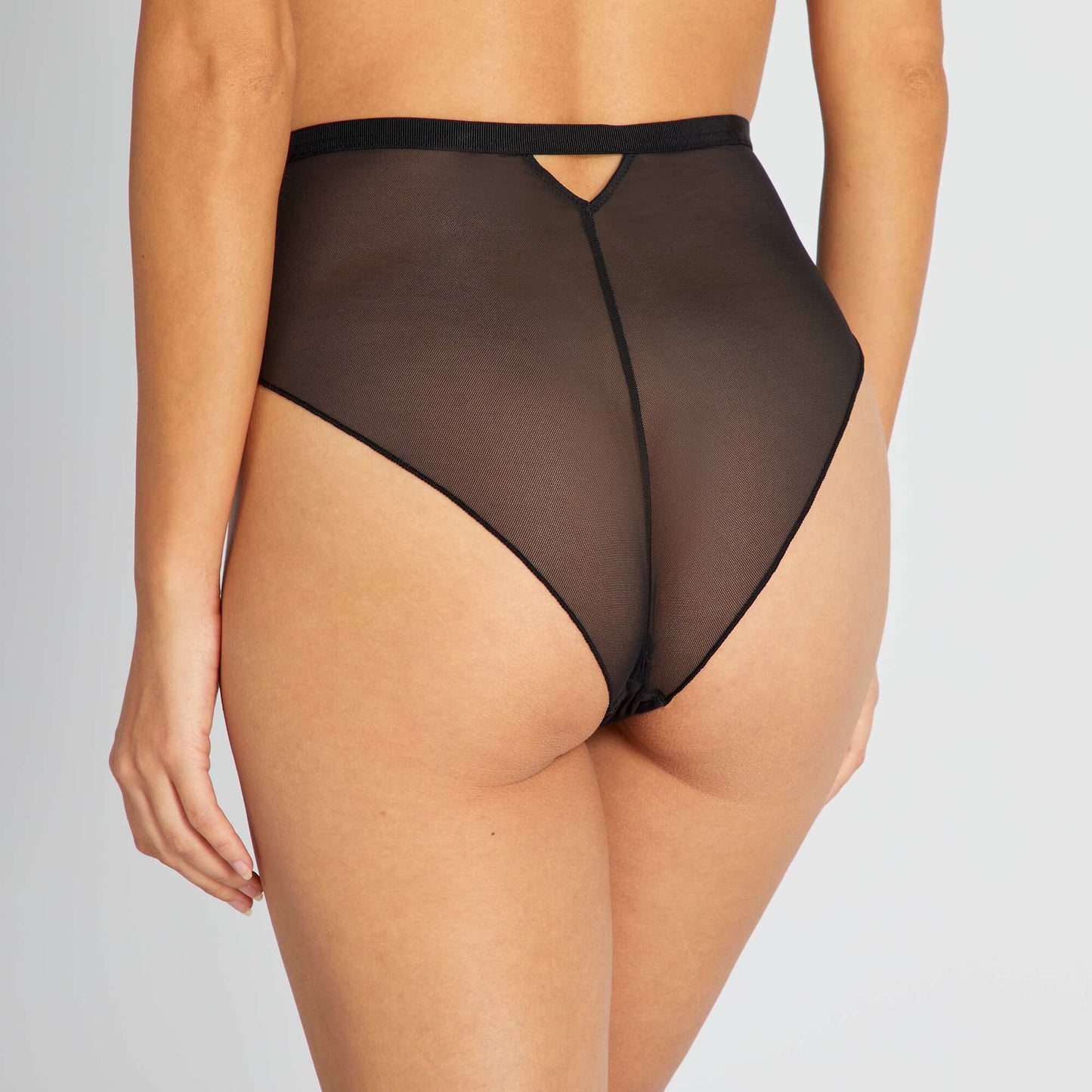 Tanga en dentelle et tulle noir