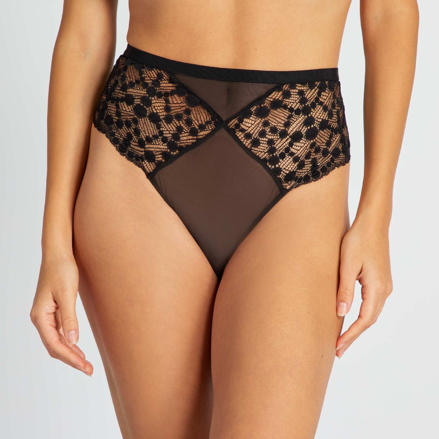 Tanga en dentelle et tulle noir