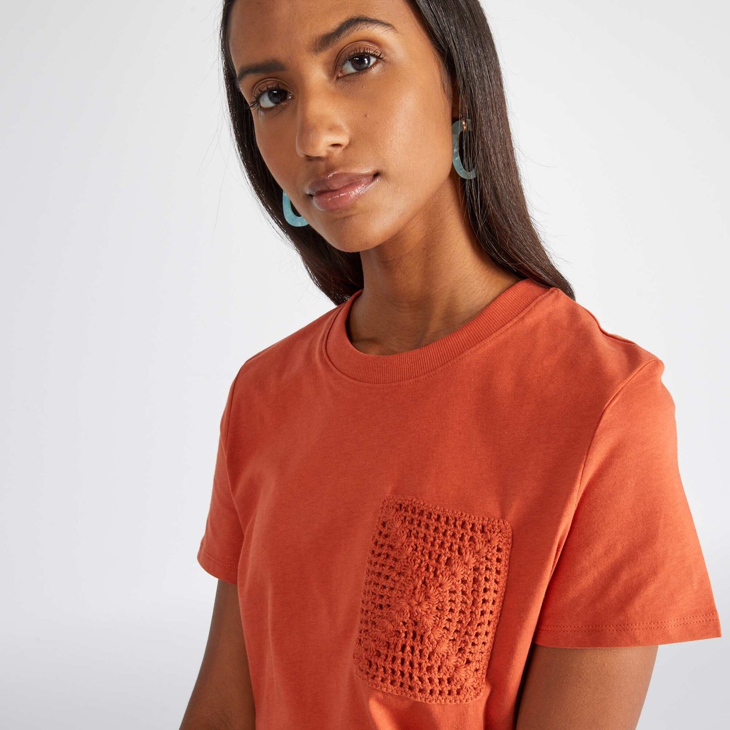 T-shirt manches courtes avec poche en maille crochet orange