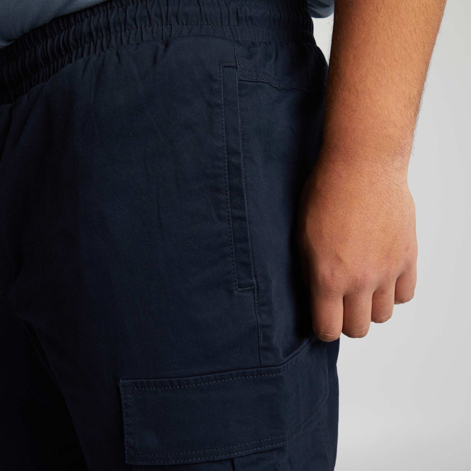 Pantalon avec poches sur les c t s Bleu marine