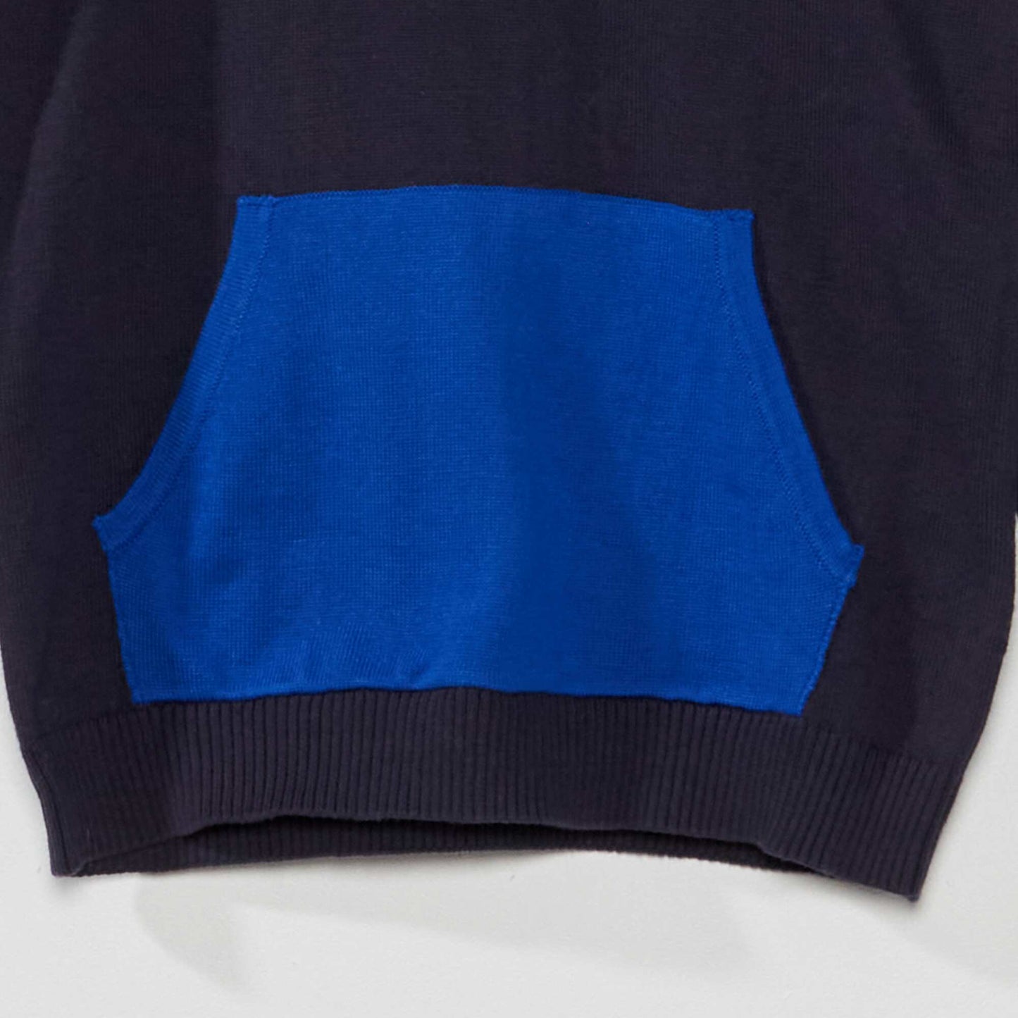 Pull en maille l g re avec poche kangourou Bleu