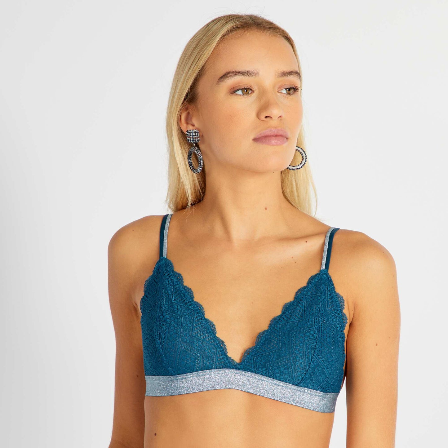 Soutien-gorge triangle en dentelle bleu fonc