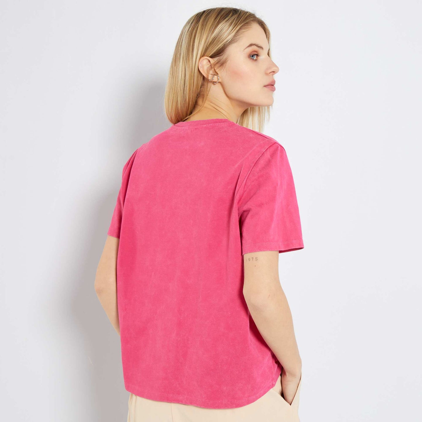 T-shirt avec bijoux fantaisies rose vif