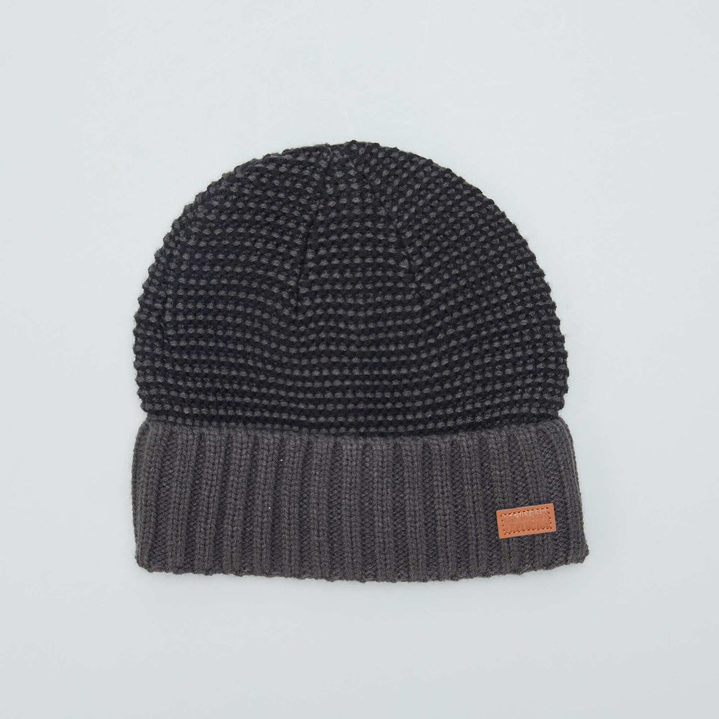 Bonnet en maille tricot avec pompon Gris