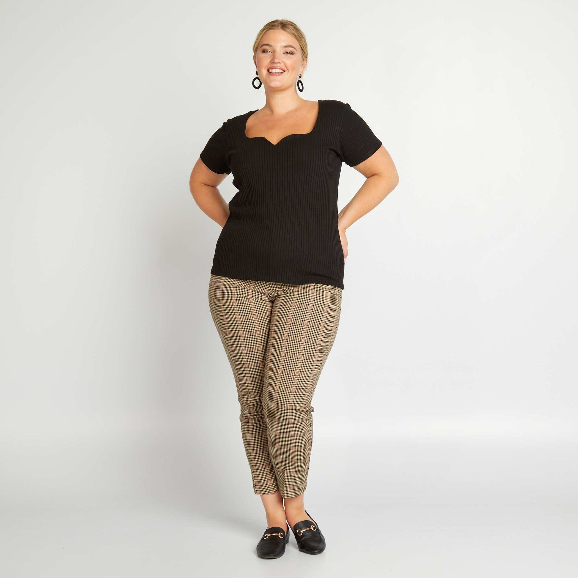 T-shirt avec col en forme de c ur REAL BLACK