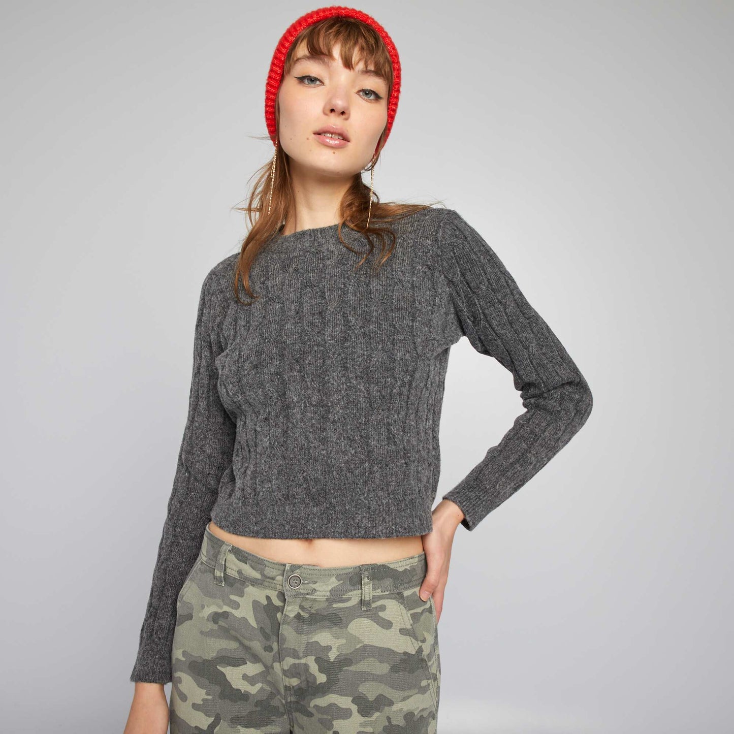 Pull crop top en maille torsad e Gris