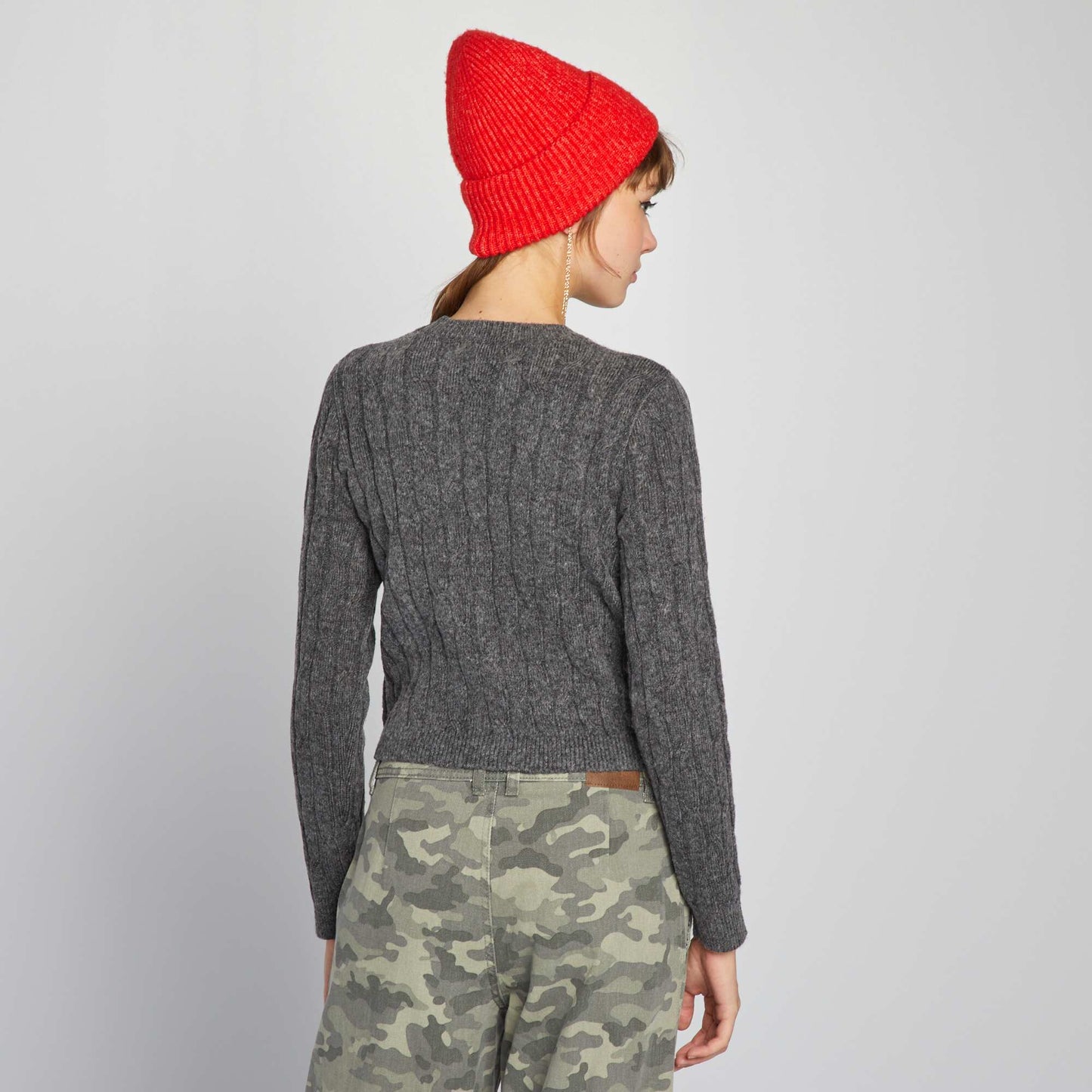 Pull crop top en maille torsad e Gris