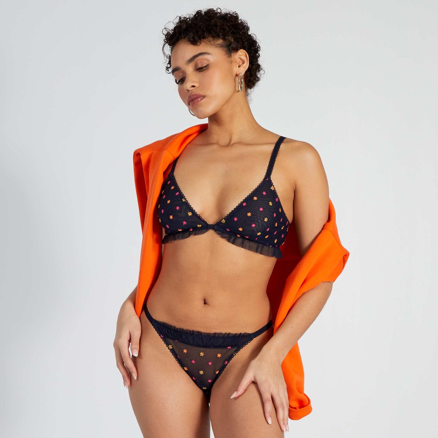 Soutien-gorge triangle en tulle et fleurs brodées bleu marine