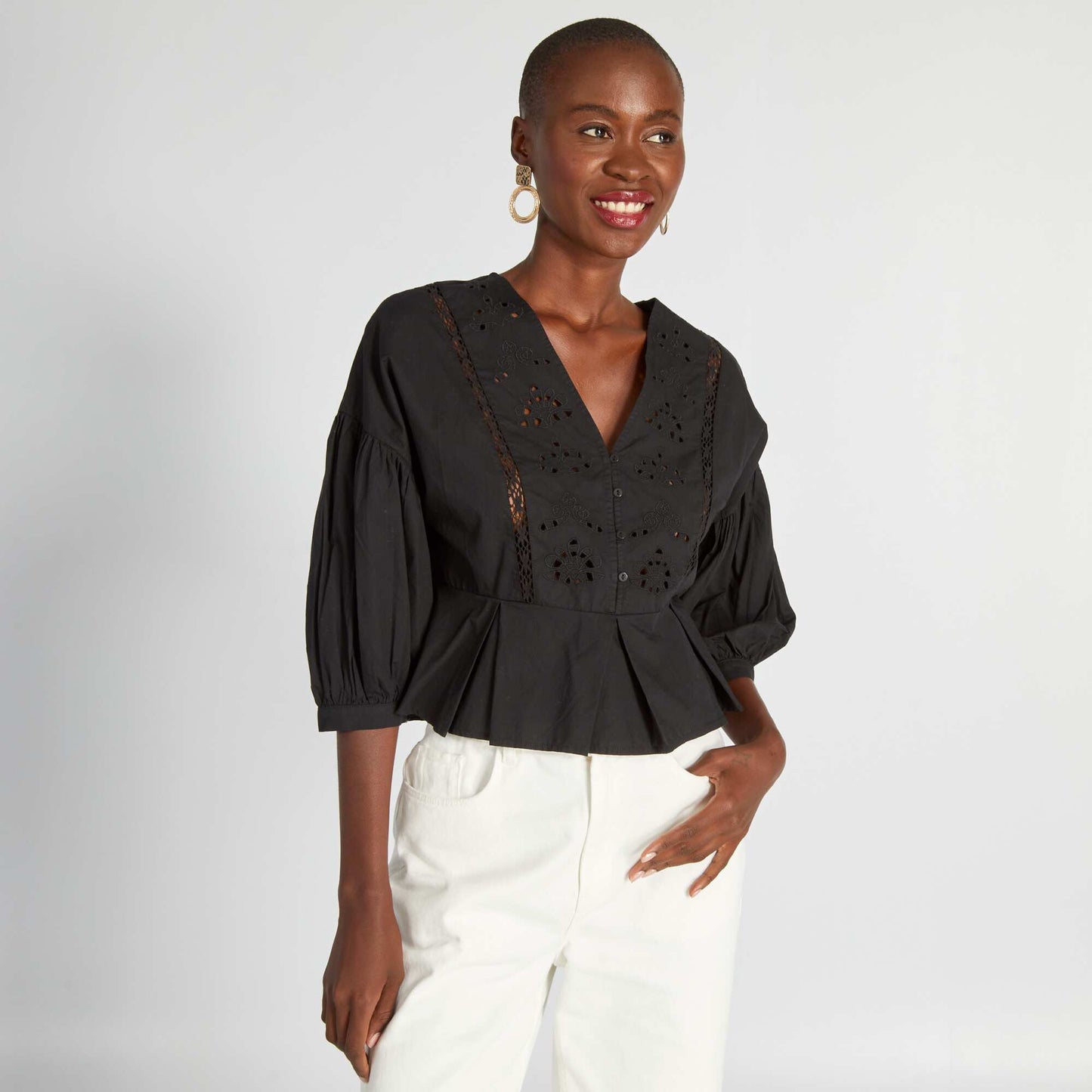 Blouse crop top avec fentes brod es noir