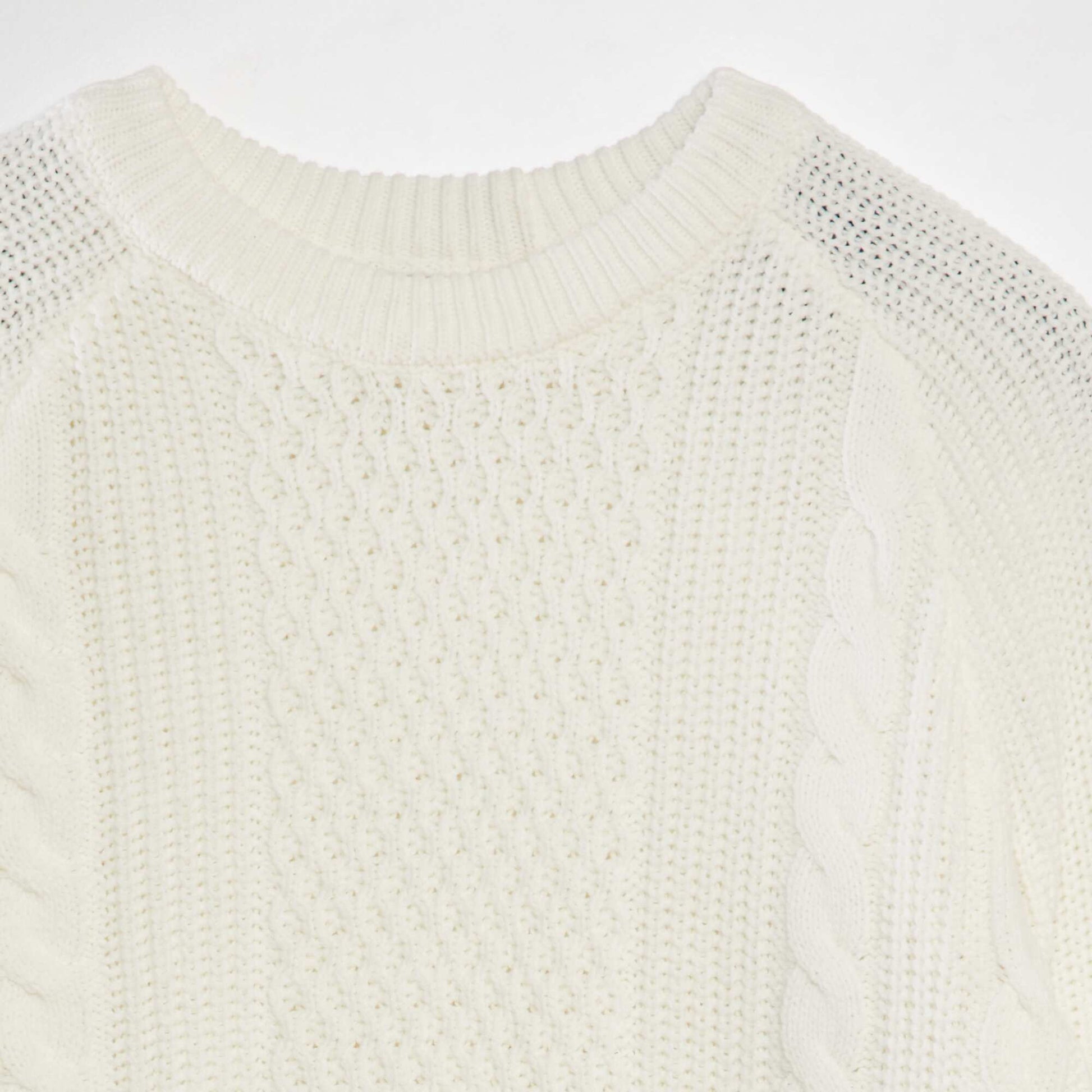 Pull en maille torsad e col rond blanc