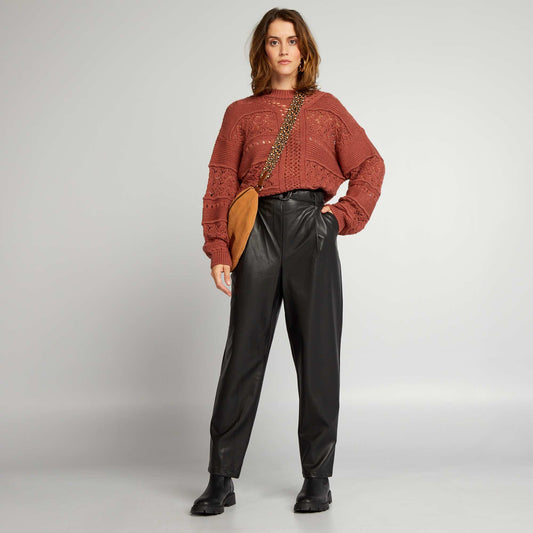 Pantalon en simili avec ceinture noir