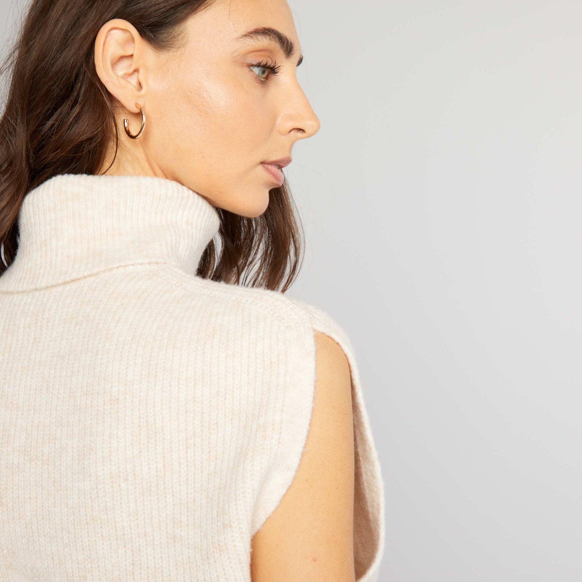 Pull col roul sans manches Beige