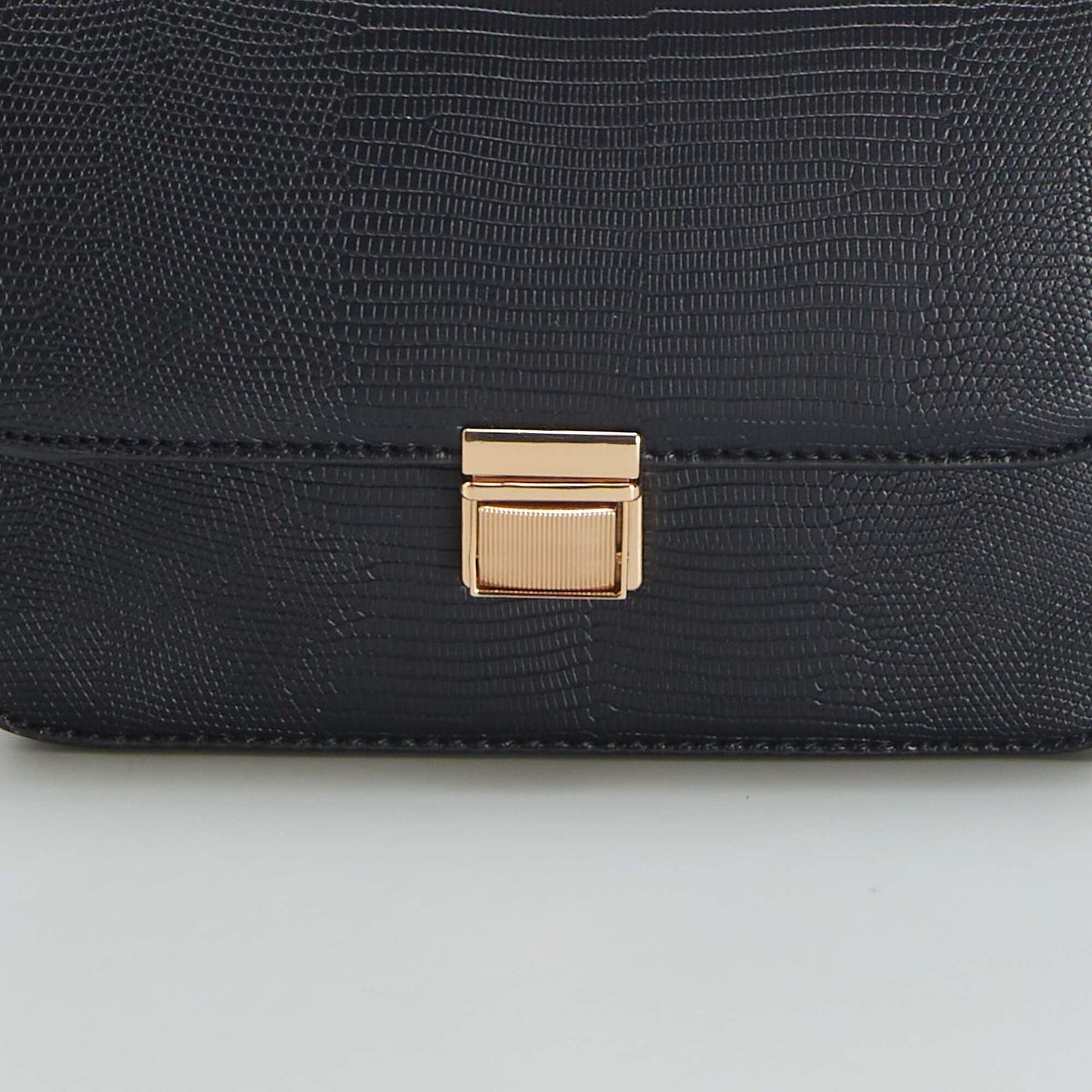 Sac rigide en bandouli re Noir effet croco
