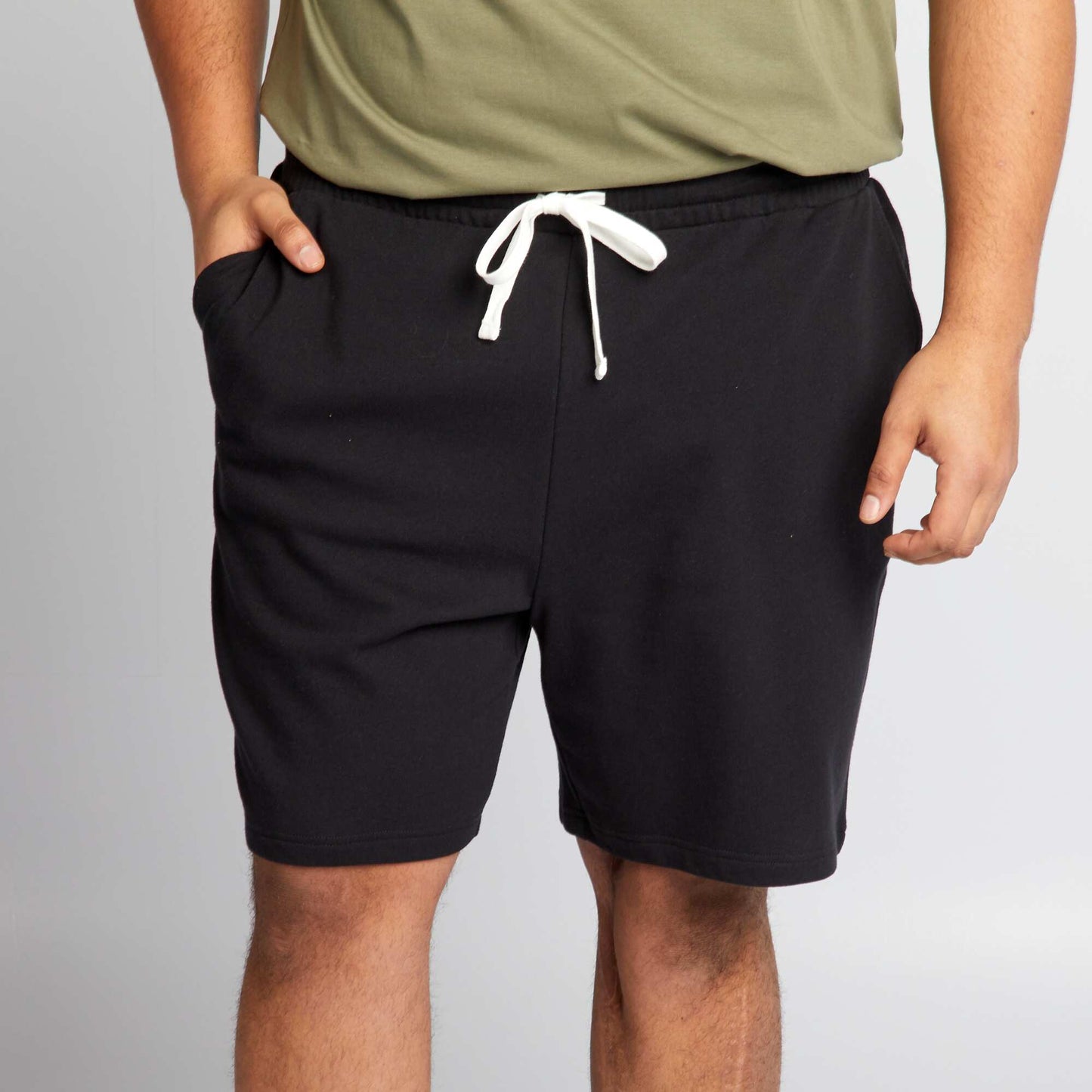 Short en molleton noir