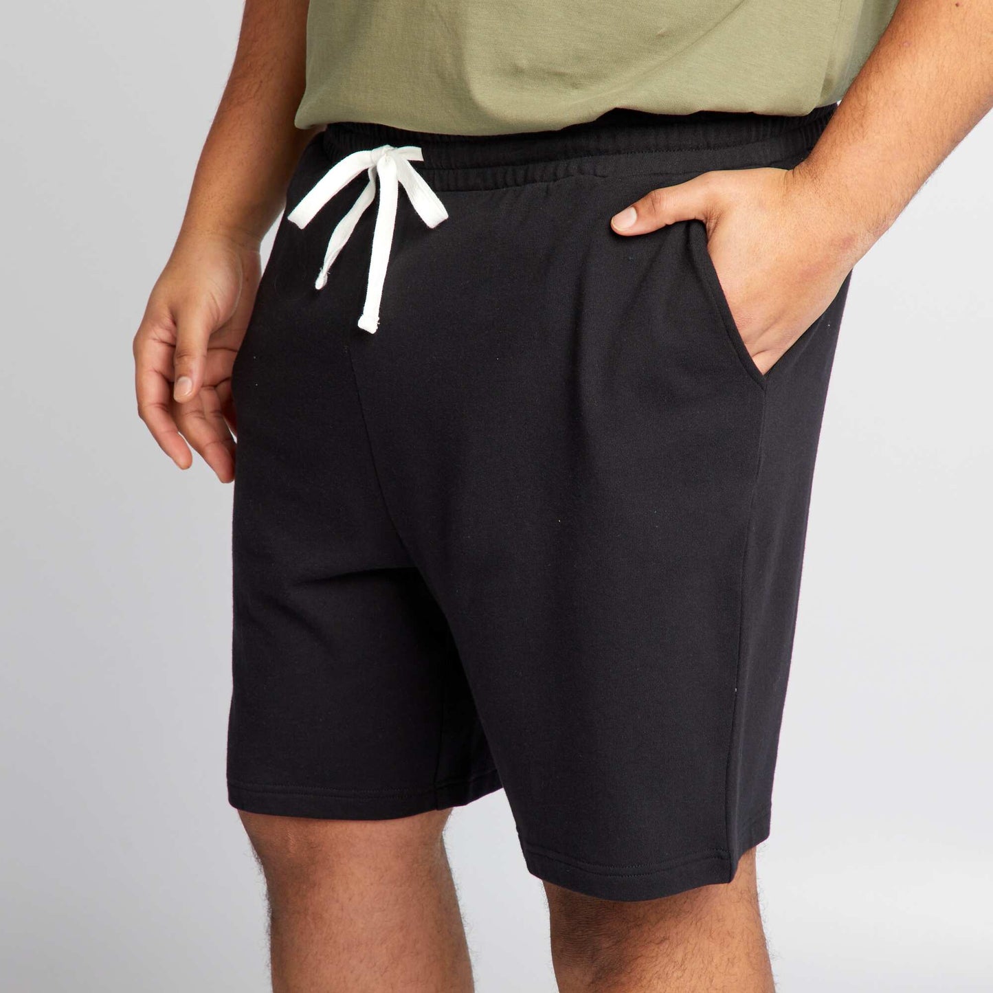 Short en molleton noir