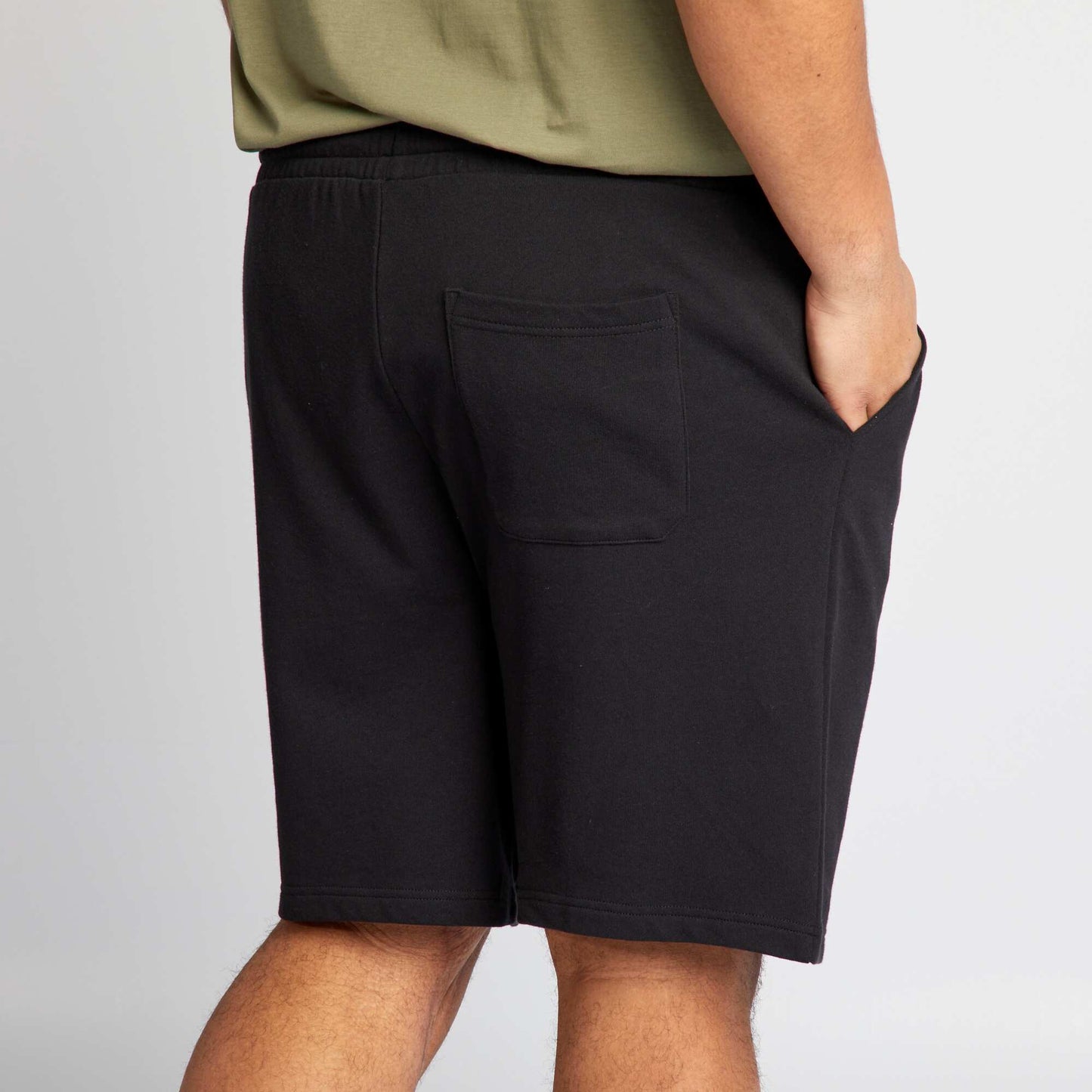 Short en molleton noir