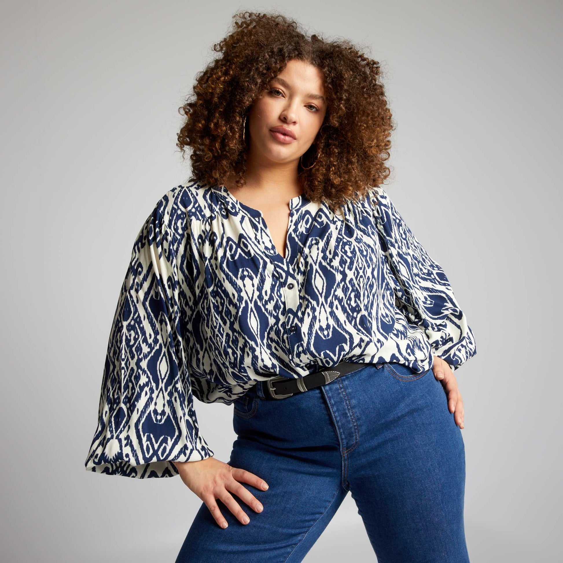 Blouse col V avec motifs Bleu