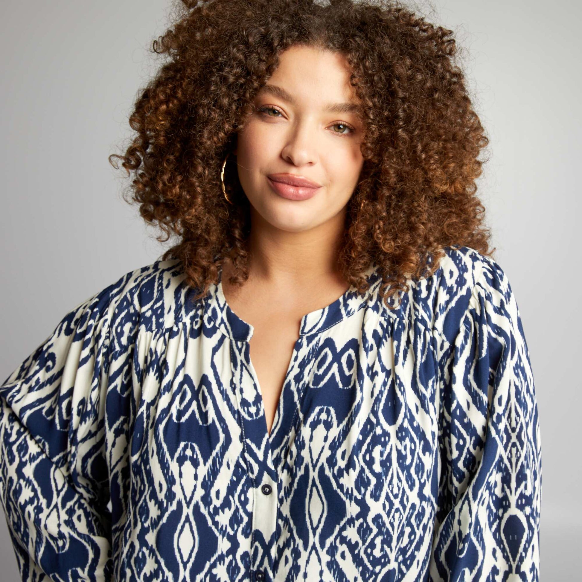 Blouse col V avec motifs Bleu