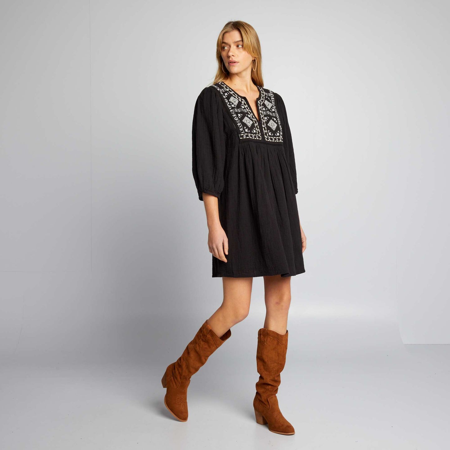 Robe avec broderie noir