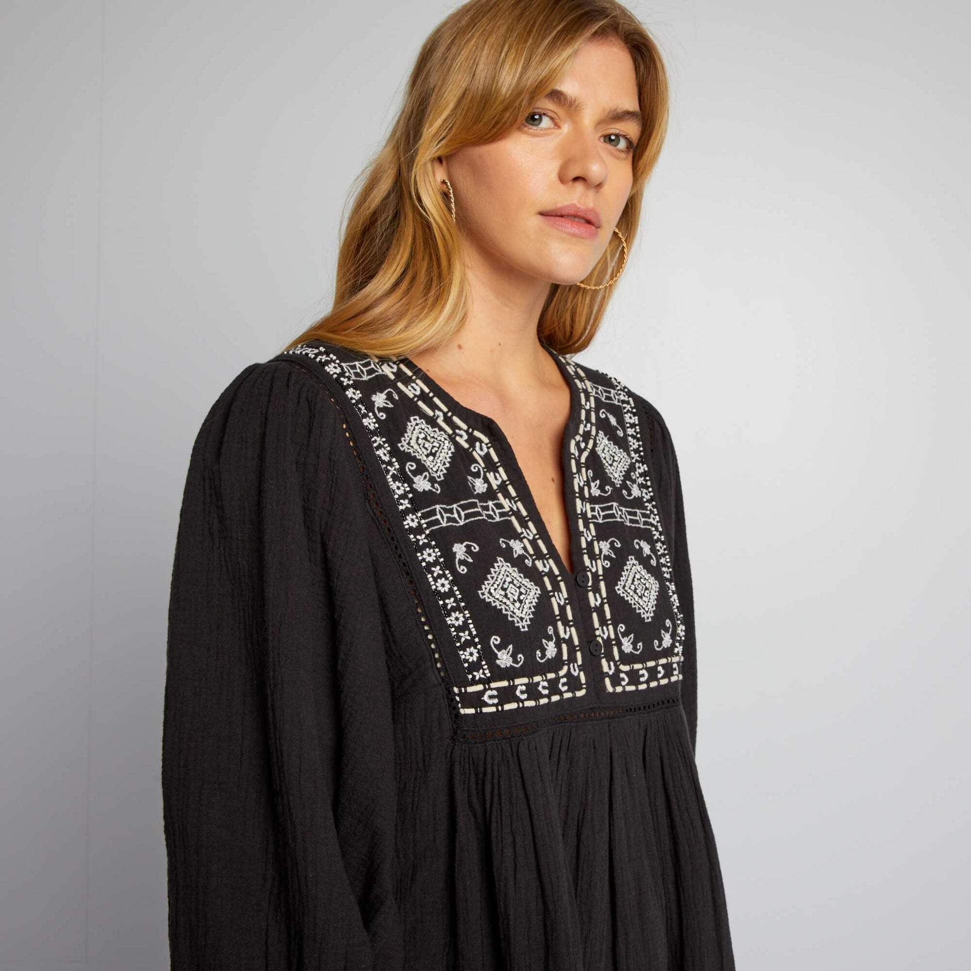 Robe avec broderie noir