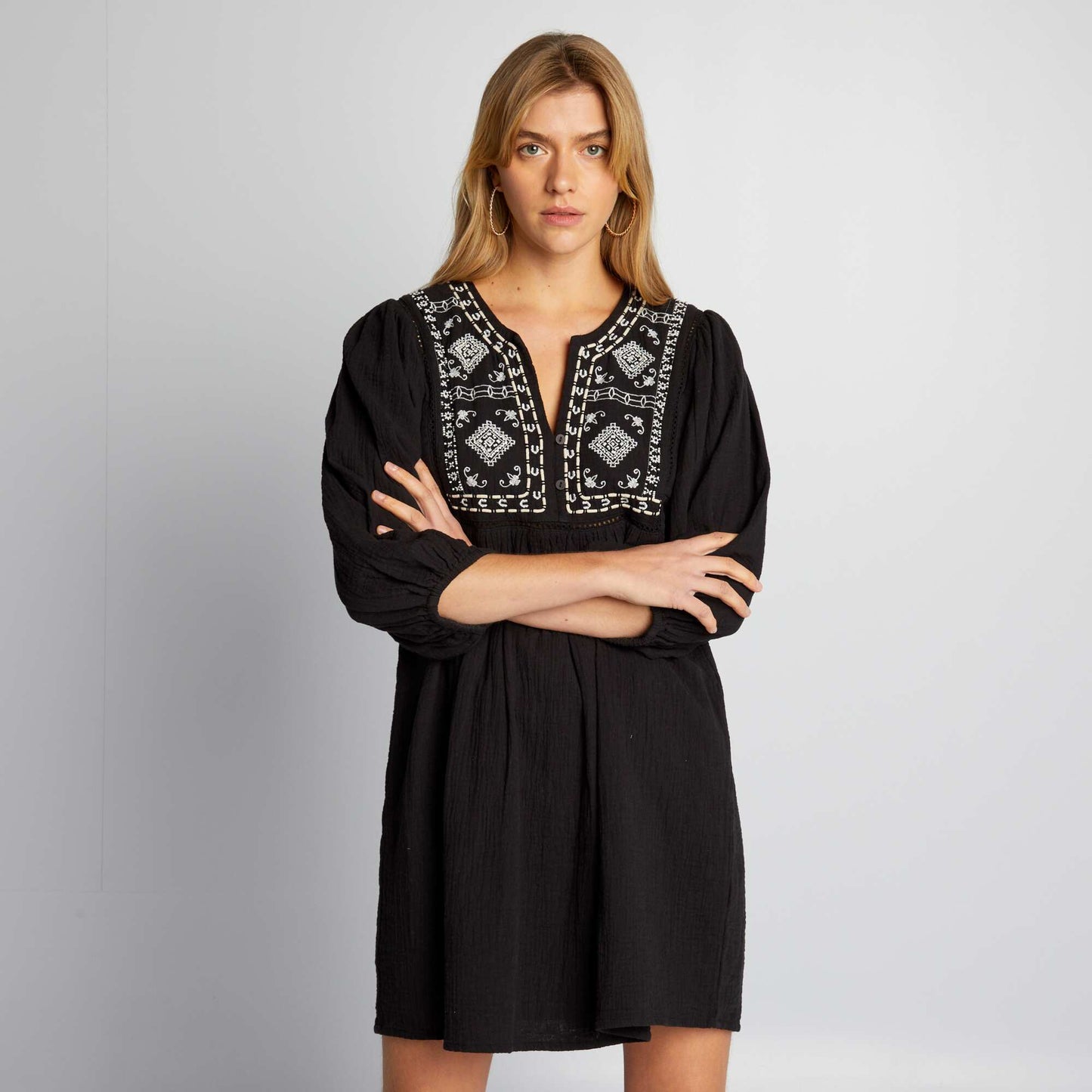 Robe avec broderie noir