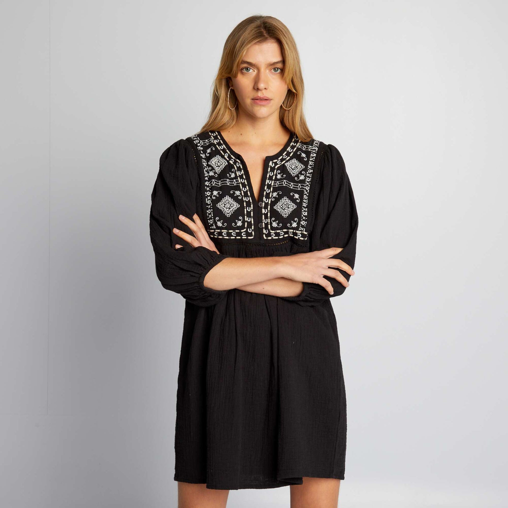 Robe avec broderie noir