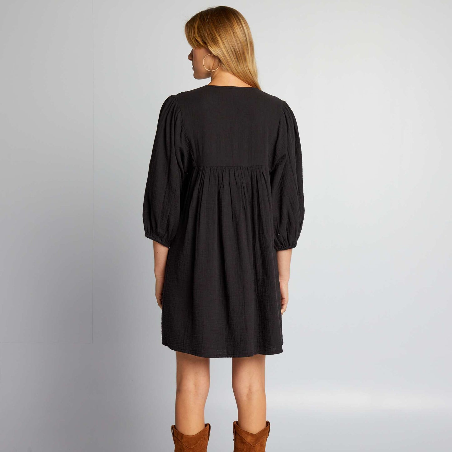 Robe avec broderie noir
