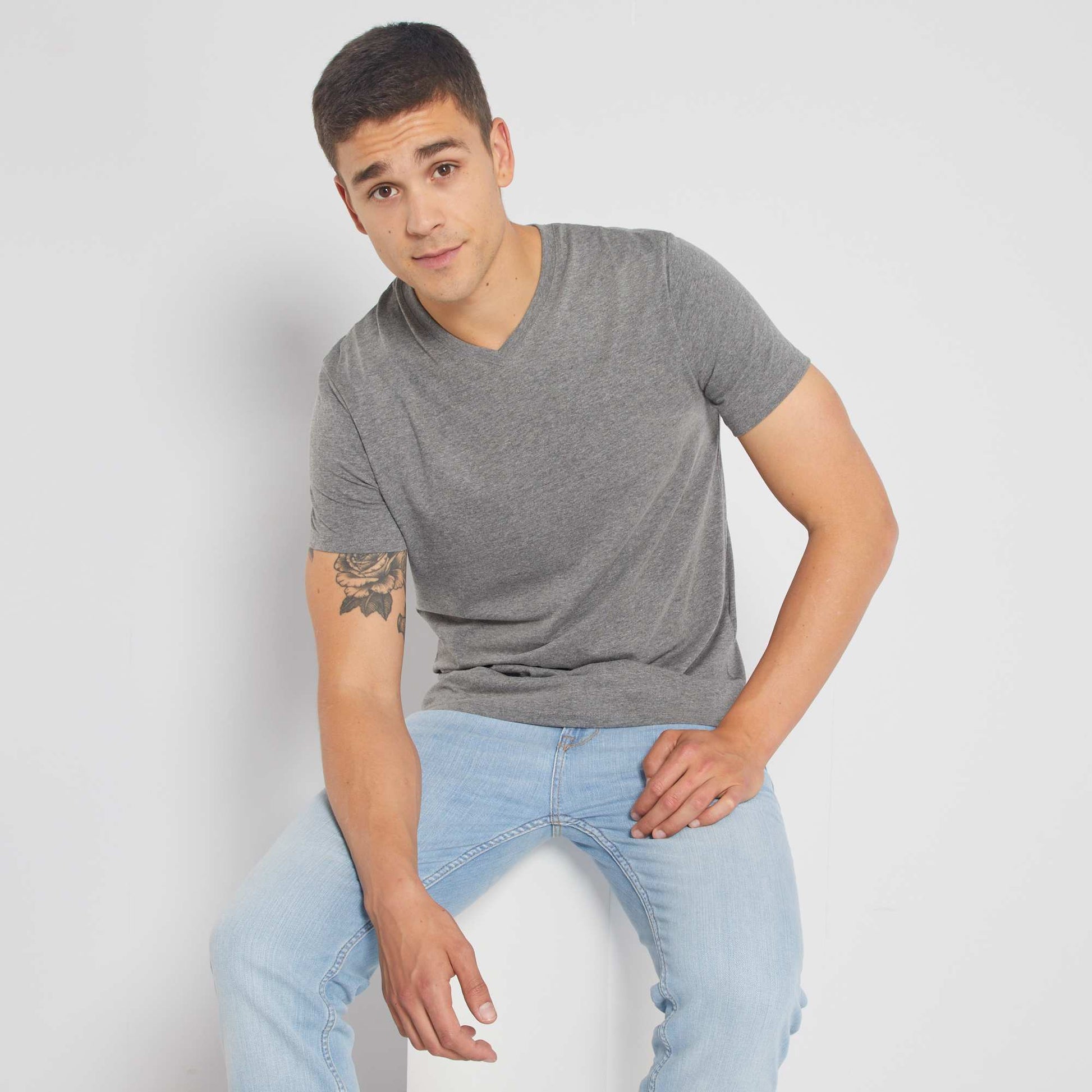 T-shirt regular col V en coton Gris clair chin