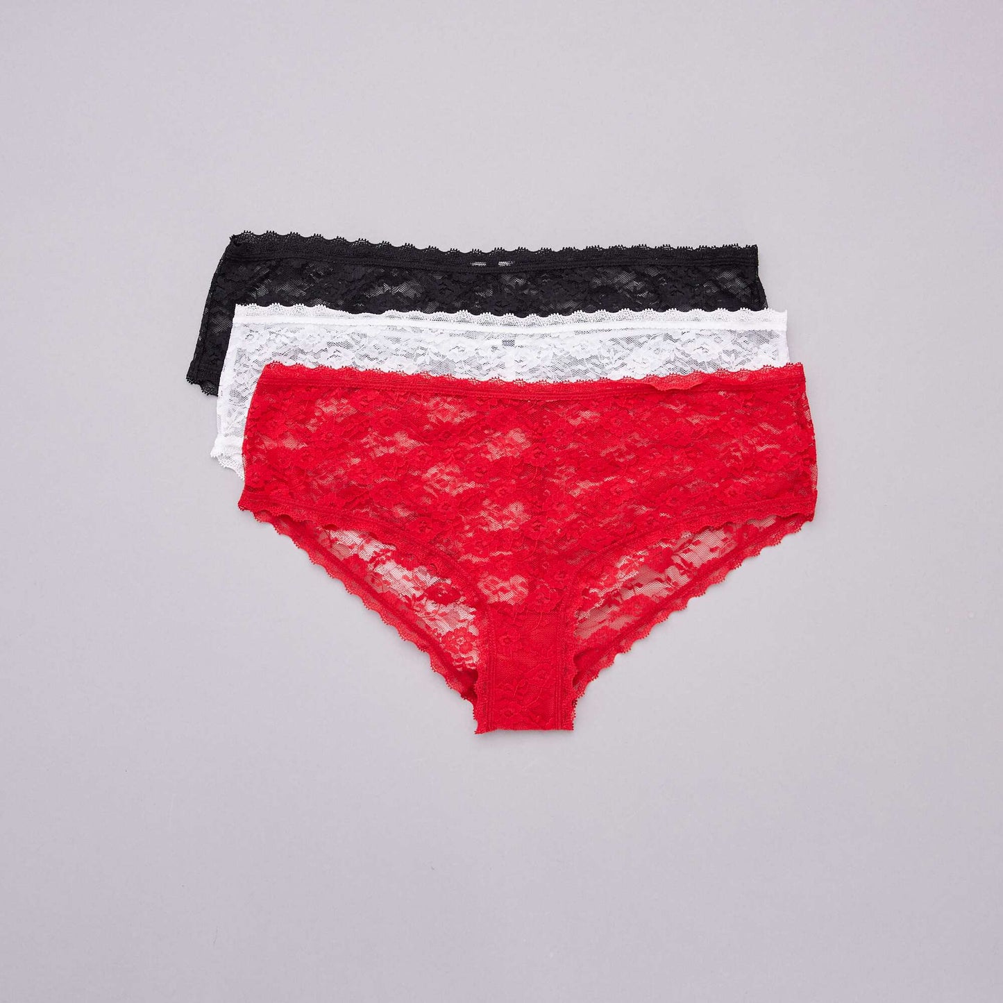 Lot de 3 shorties en dentelle rouge/ cru/noir